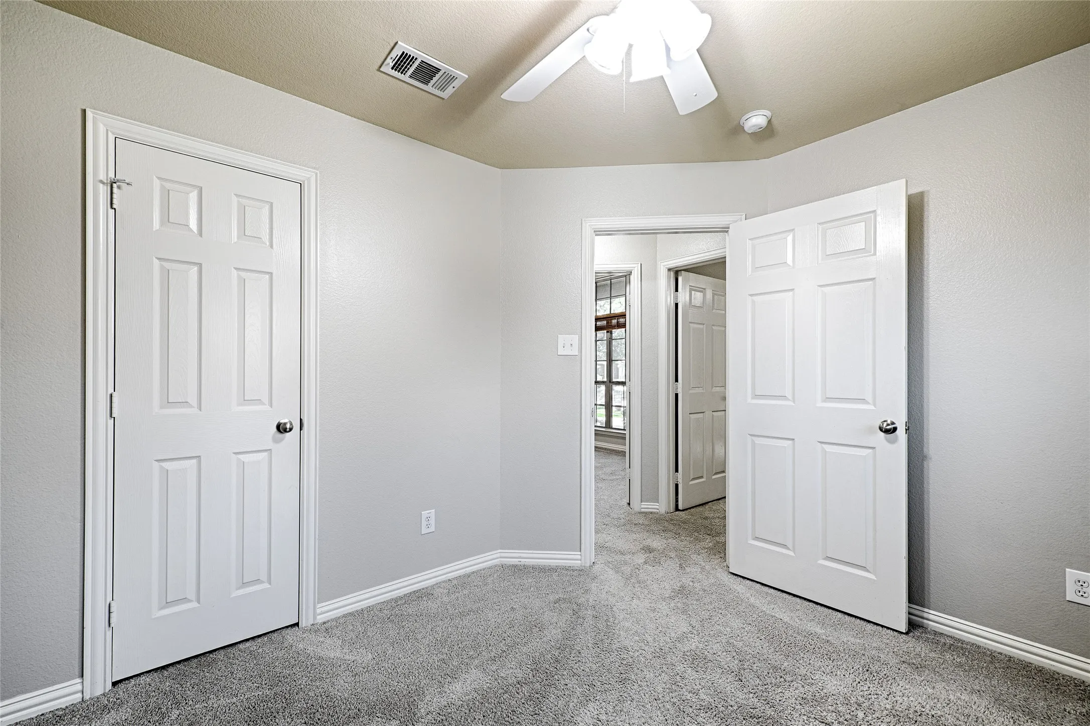 Single Family Residence For Rent in Kaufman County , 122 Chinaberry Trail, Forney, Texas 75126, 4 Bedroom, 2 Bathroom, 2 Garage spaces, 1,970 Sqft, built in 2010, mls#21343378, Real Estate Agent in Forney, Homes For Rent in Kaufman county, Homes For Rent in Forney, Realtor in Forney Texas, Real Estate Brokerage Independent Realty Texas, Luminita Cordes Realtor