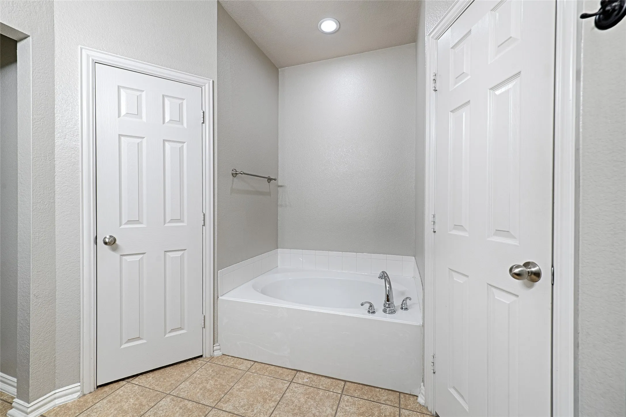 Single Family Residence For Rent in Kaufman County , 122 Chinaberry Trail, Forney, Texas 75126, 4 Bedroom, 2 Bathroom, 2 Garage spaces, 1,970 Sqft, built in 2010, mls#21343378, Real Estate Agent in Forney, Homes For Rent in Kaufman county, Homes For Rent in Forney, Realtor in Forney Texas, Real Estate Brokerage Independent Realty Texas, Luminita Cordes Realtor