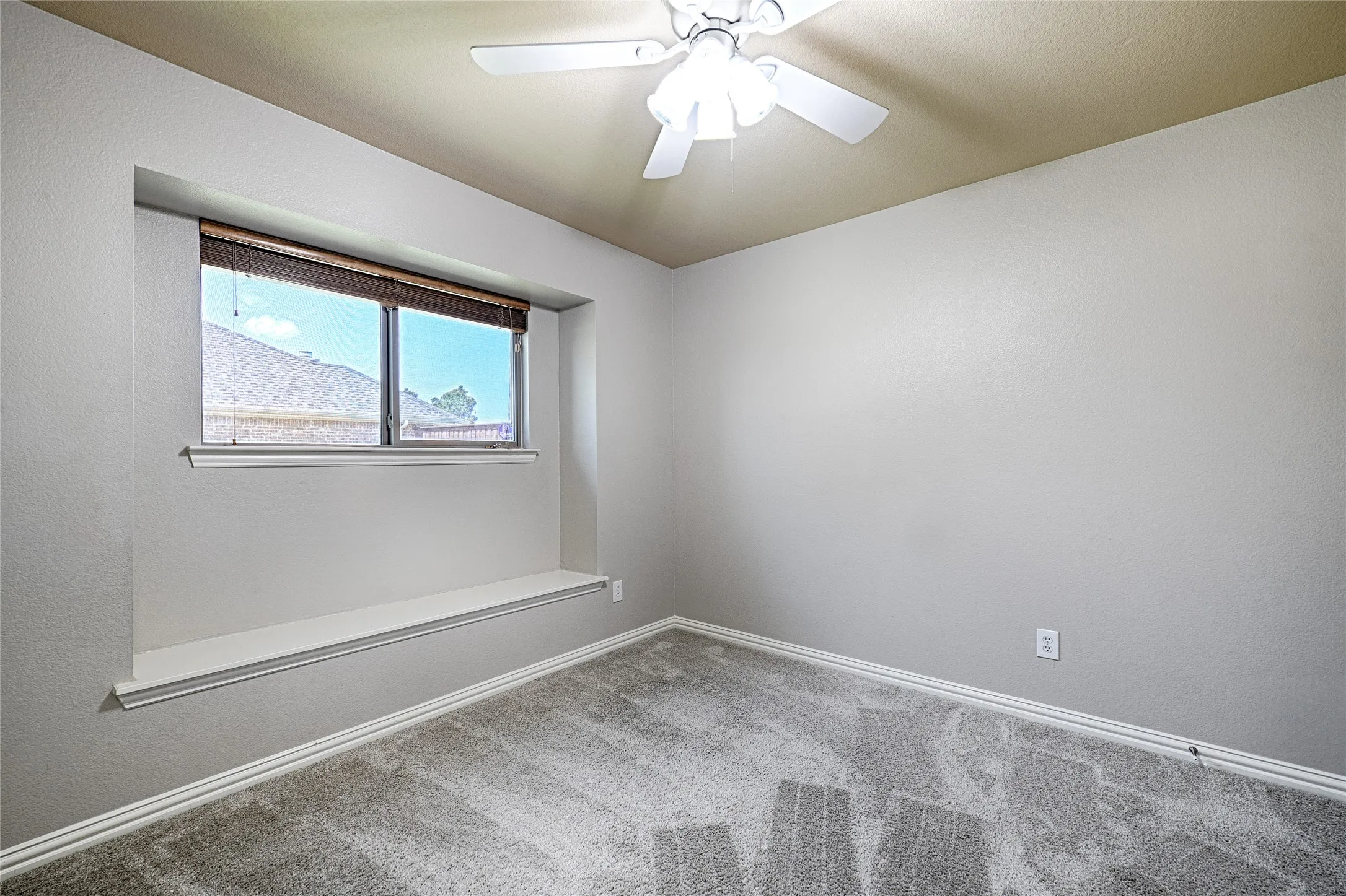 Single Family Residence For Rent in Kaufman County , 122 Chinaberry Trail, Forney, Texas 75126, 4 Bedroom, 2 Bathroom, 2 Garage spaces, 1,970 Sqft, built in 2010, mls#21343378, Real Estate Agent in Forney, Homes For Rent in Kaufman county, Homes For Rent in Forney, Realtor in Forney Texas, Real Estate Brokerage Independent Realty Texas, Luminita Cordes Realtor