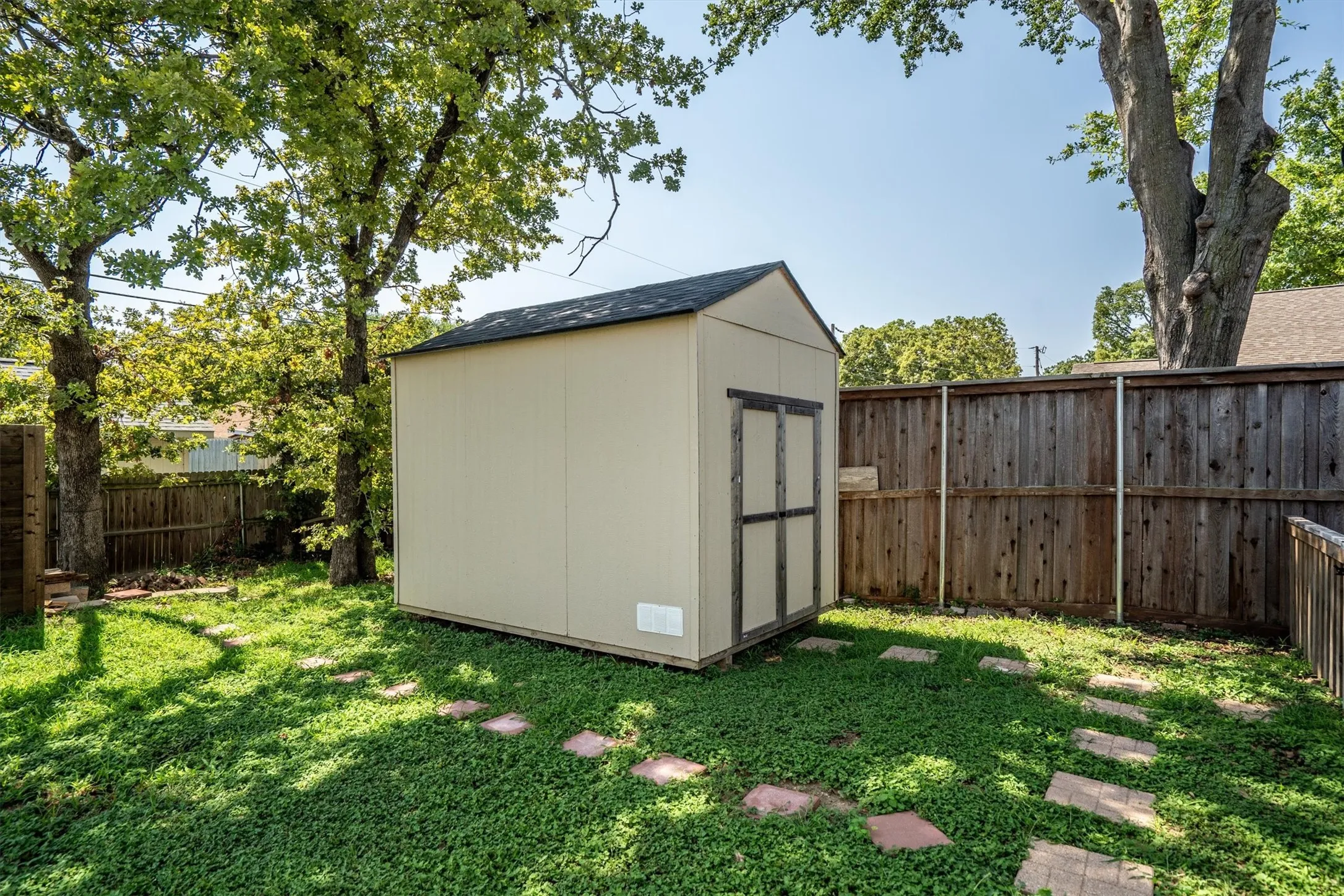 Single Family Residence For Sale in Tarrant County , 2316 Hummingbird Trail, Grapevine, Texas 76051, 4 Bedroom, 3 Bathroom, 2 Garage spaces, 2,939 Sqft, built in 1980, mls#21337692, Real Estate Agent in Grapevine, Homes For Sale in Tarrant county, Homes For Sale in Grapevine, Realtor in Grapevine Texas, Real Estate Brokerage Independent Realty Texas, Luminita Cordes Realtor