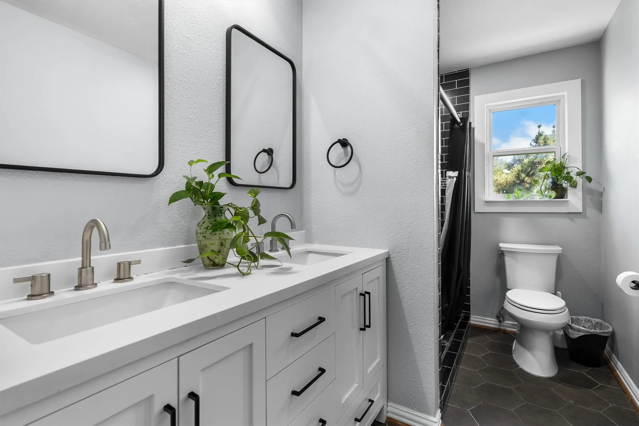 Single Family Residence For Sale in Tarrant County , 2316 Hummingbird Trail, Grapevine, Texas 76051, 4 Bedroom, 3 Bathroom, 2 Garage spaces, 2,939 Sqft, built in 1980, mls#21337692, Real Estate Agent in Grapevine, Homes For Sale in Tarrant county, Homes For Sale in Grapevine, Realtor in Grapevine Texas, Real Estate Brokerage Independent Realty Texas, Luminita Cordes Realtor