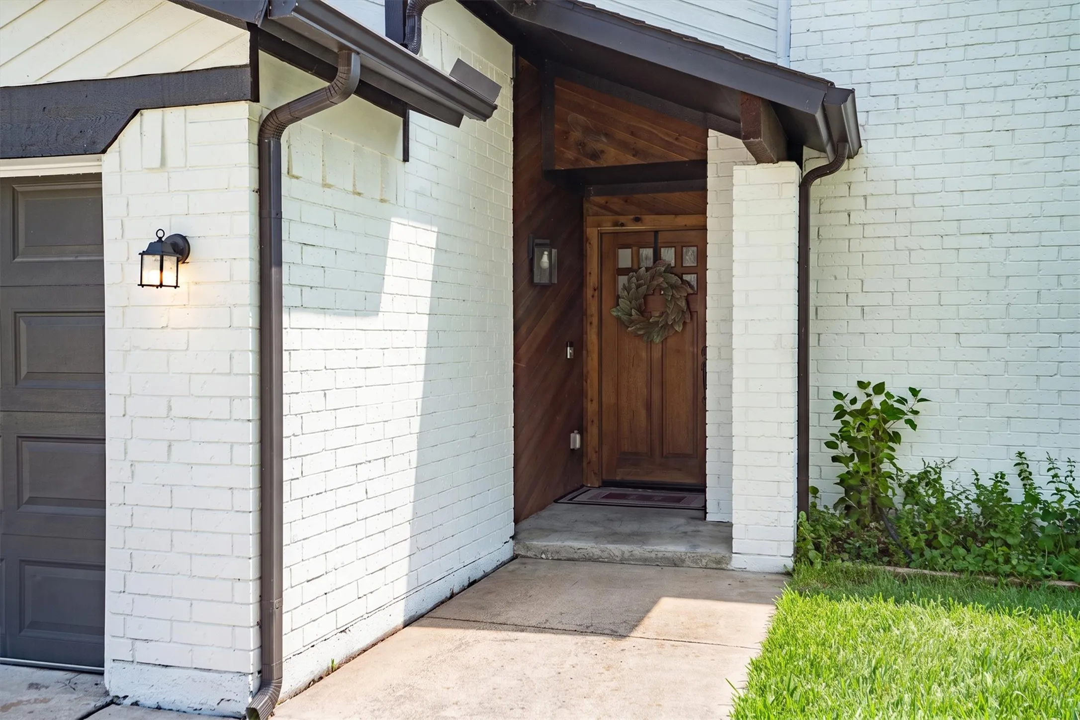 Single Family Residence For Sale in Tarrant County , 2316 Hummingbird Trail, Grapevine, Texas 76051, 4 Bedroom, 3 Bathroom, 2 Garage spaces, 2,939 Sqft, built in 1980, mls#21337692, Real Estate Agent in Grapevine, Homes For Sale in Tarrant county, Homes For Sale in Grapevine, Realtor in Grapevine Texas, Real Estate Brokerage Independent Realty Texas, Luminita Cordes Realtor
