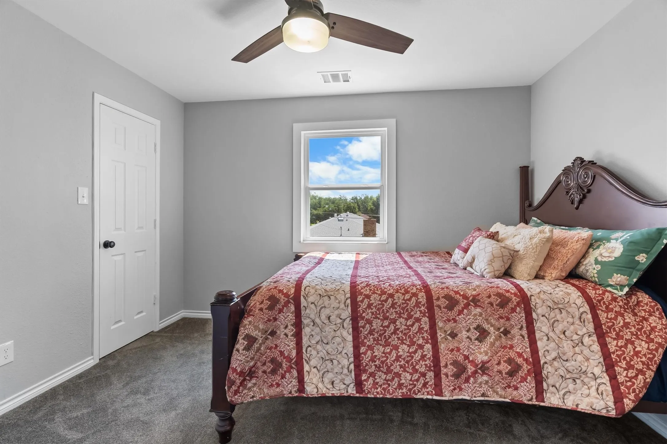 Single Family Residence For Sale in Tarrant County , 2316 Hummingbird Trail, Grapevine, Texas 76051, 4 Bedroom, 3 Bathroom, 2 Garage spaces, 2,939 Sqft, built in 1980, mls#21337692, Real Estate Agent in Grapevine, Homes For Sale in Tarrant county, Homes For Sale in Grapevine, Realtor in Grapevine Texas, Real Estate Brokerage Independent Realty Texas, Luminita Cordes Realtor