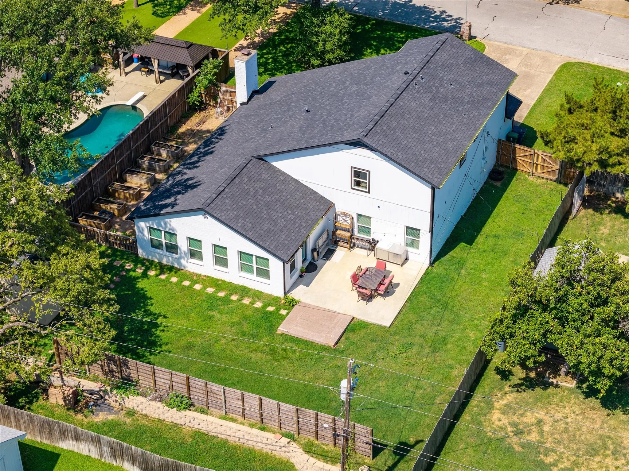 Single Family Residence For Sale in Tarrant County , 2316 Hummingbird Trail, Grapevine, Texas 76051, 4 Bedroom, 3 Bathroom, 2 Garage spaces, 2,939 Sqft, built in 1980, mls#21337692, Real Estate Agent in Grapevine, Homes For Sale in Tarrant county, Homes For Sale in Grapevine, Realtor in Grapevine Texas, Real Estate Brokerage Independent Realty Texas, Luminita Cordes Realtor