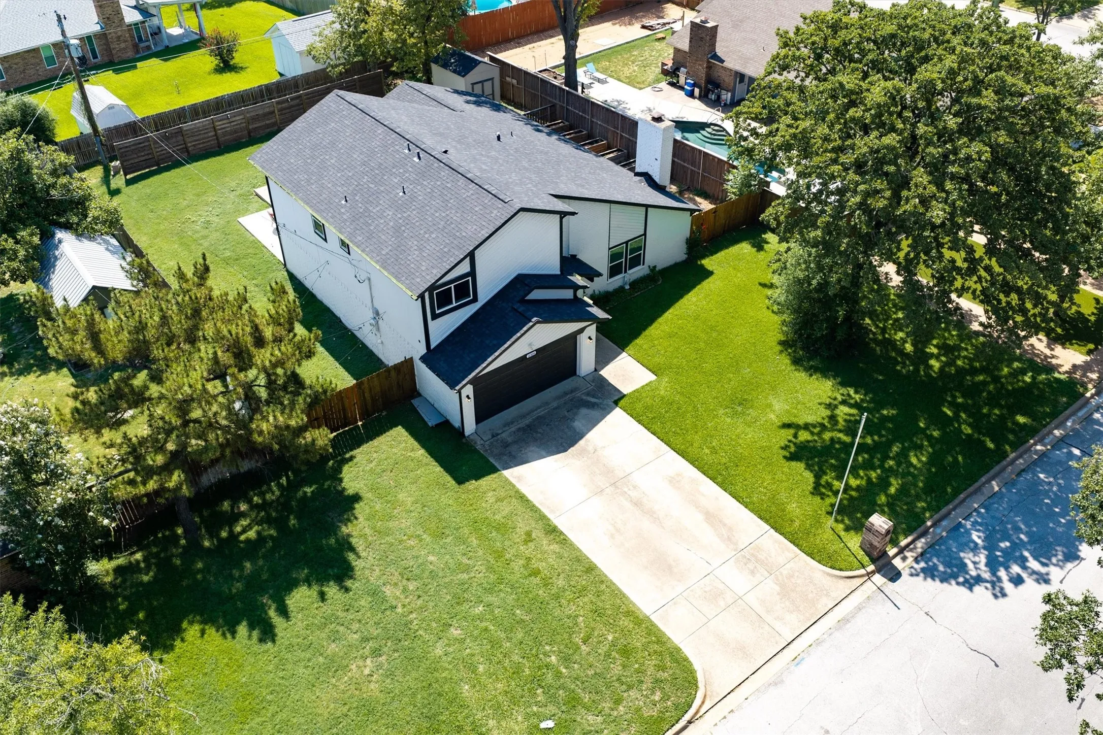 Single Family Residence For Sale in Tarrant County , 2316 Hummingbird Trail, Grapevine, Texas 76051, 4 Bedroom, 3 Bathroom, 2 Garage spaces, 2,939 Sqft, built in 1980, mls#21337692, Real Estate Agent in Grapevine, Homes For Sale in Tarrant county, Homes For Sale in Grapevine, Realtor in Grapevine Texas, Real Estate Brokerage Independent Realty Texas, Luminita Cordes Realtor