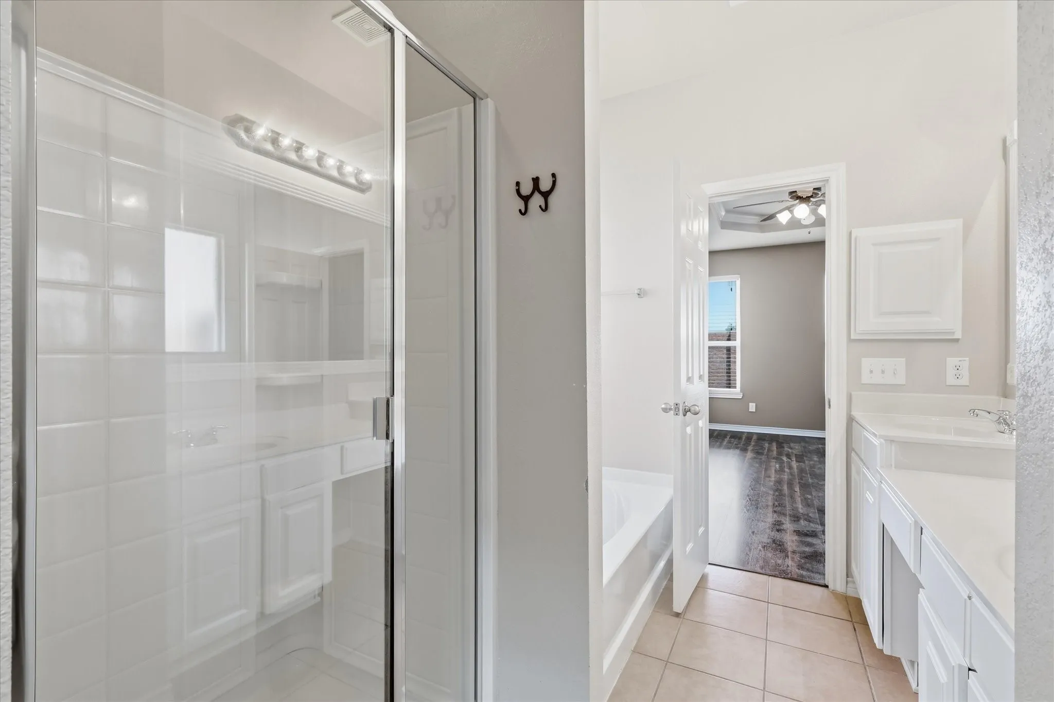 Make-up area between sinks