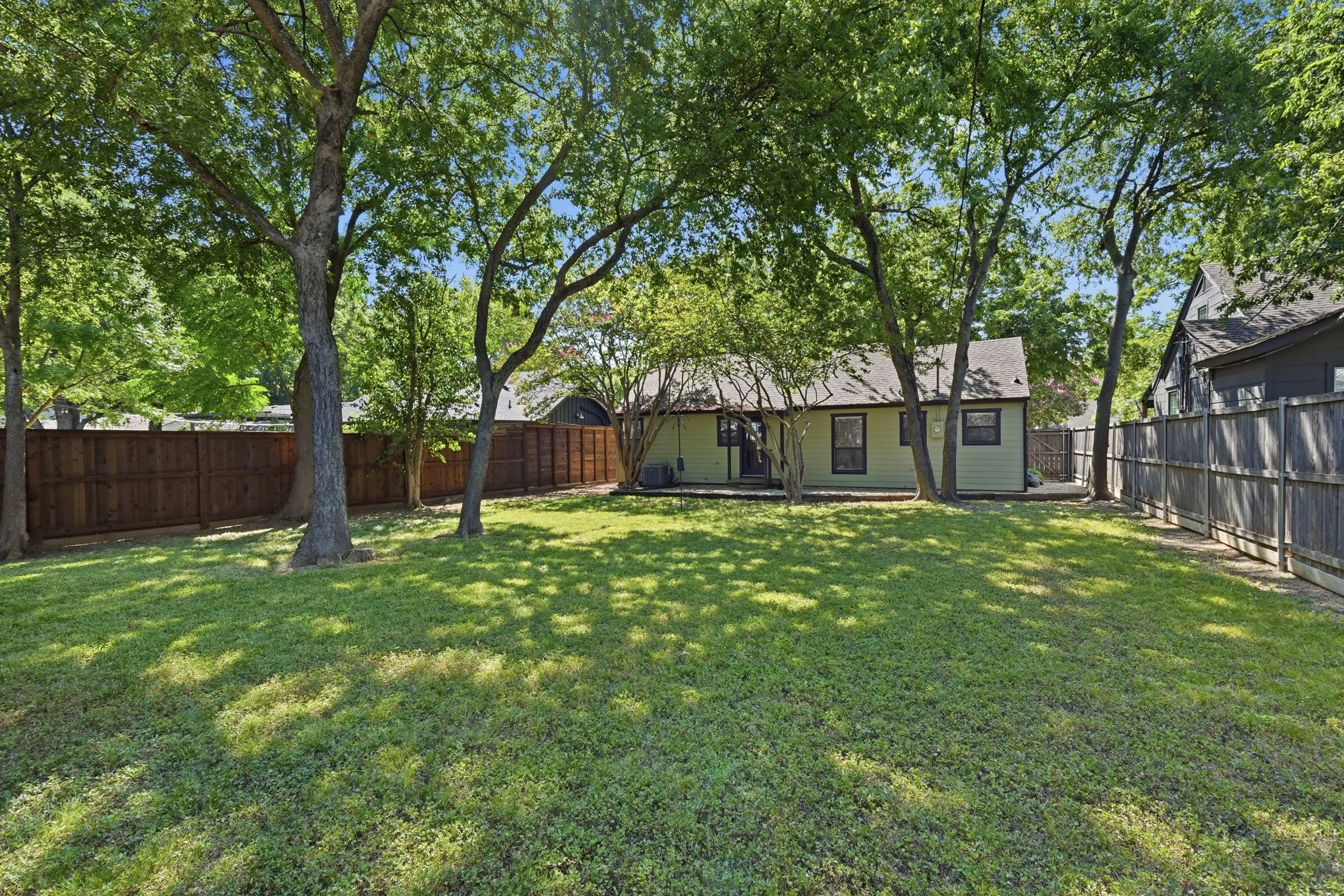 Single Family Residence For Rent in Dallas County , 9011 Angora Street, Dallas, Texas 75218, 2 Bedroom, 2 Bathroom, Garage spaces, 1,106 Sqft, built in 1966, mls#21344724, Real Estate Agent in Dallas, Homes For Rent in Dallas county, Homes For Rent in Dallas, Realtor in Dallas Texas, Real Estate Brokerage Independent Realty Texas, Luminita Cordes Realtor