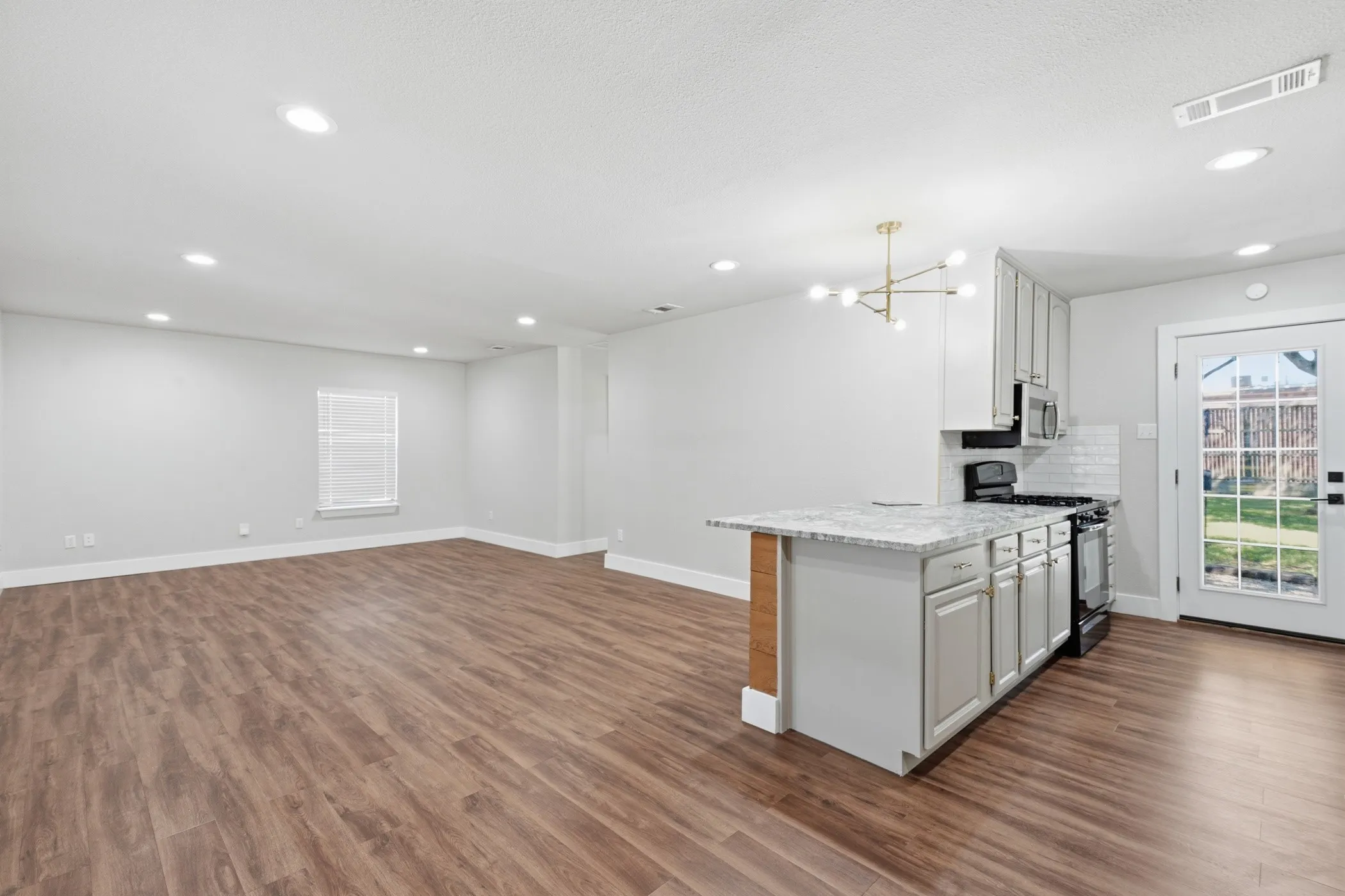 Single Family Residence For Rent in Dallas County , 9011 Angora Street, Dallas, Texas 75218, 2 Bedroom, 2 Bathroom, Garage spaces, 1,106 Sqft, built in 1966, mls#21344724, Real Estate Agent in Dallas, Homes For Rent in Dallas county, Homes For Rent in Dallas, Realtor in Dallas Texas, Real Estate Brokerage Independent Realty Texas, Luminita Cordes Realtor