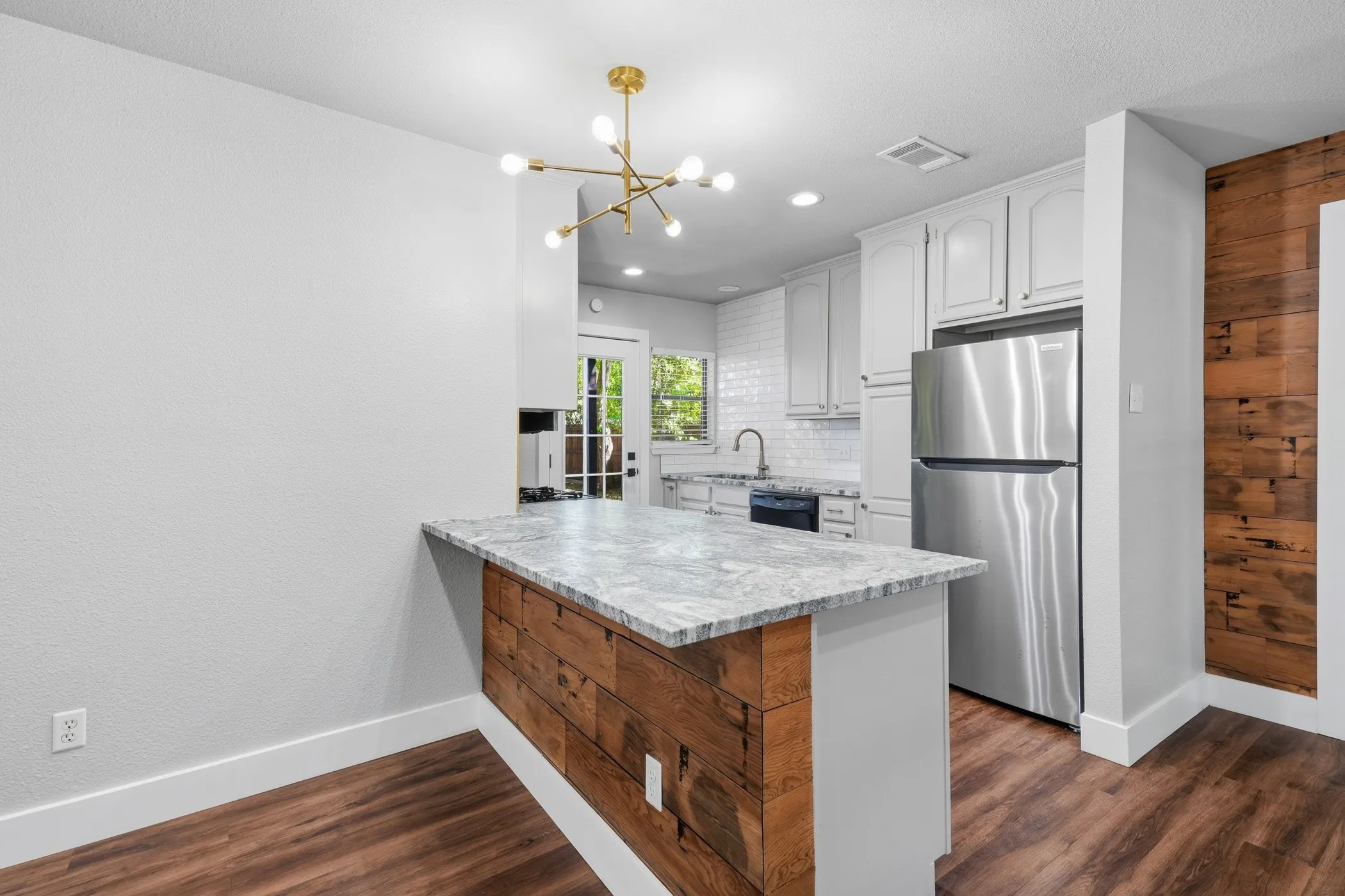 Single Family Residence For Rent in Dallas County , 9011 Angora Street, Dallas, Texas 75218, 2 Bedroom, 2 Bathroom, Garage spaces, 1,106 Sqft, built in 1966, mls#21344724, Real Estate Agent in Dallas, Homes For Rent in Dallas county, Homes For Rent in Dallas, Realtor in Dallas Texas, Real Estate Brokerage Independent Realty Texas, Luminita Cordes Realtor