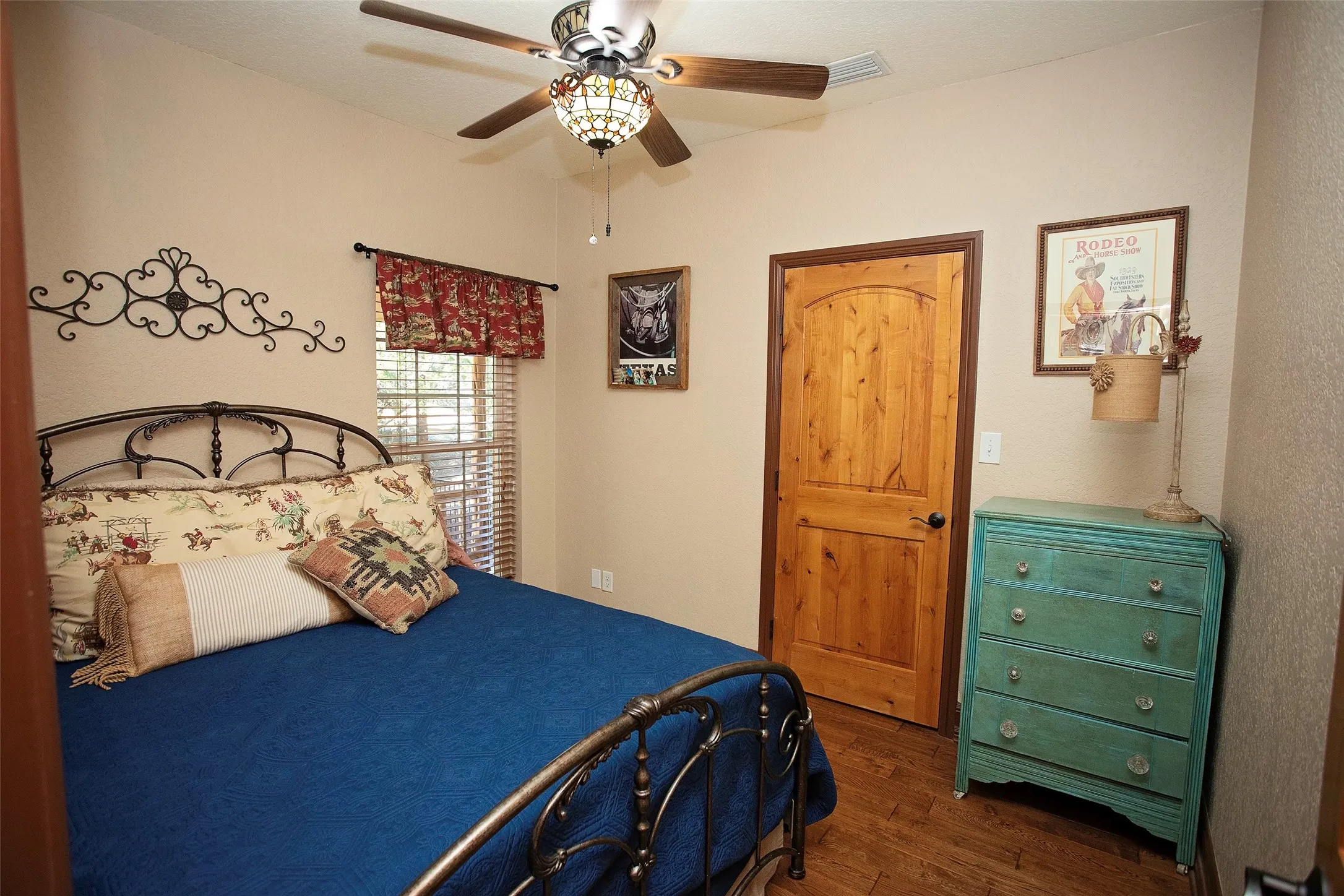 Single Family Residence For Sale in Palo Pinto County , 880 Cliffs Drive 2, Possum Kingdom Lake, Texas 76449, 3 Bedrooms, 2 Bathrooms, Garage spaces, 1,729 Sqft, built in 1998, Price $499,900, mls#21344750, Real Estate Agent in Possum Kingdom Lake, Homes For Sale in Palo Pinto county, Homes For Sale in Possum Kingdom Lake, Realtor in Possum Kingdom Lake Texas, Real Estate Brokerage Independent Realty Texas, Luminita Cordes Realtor