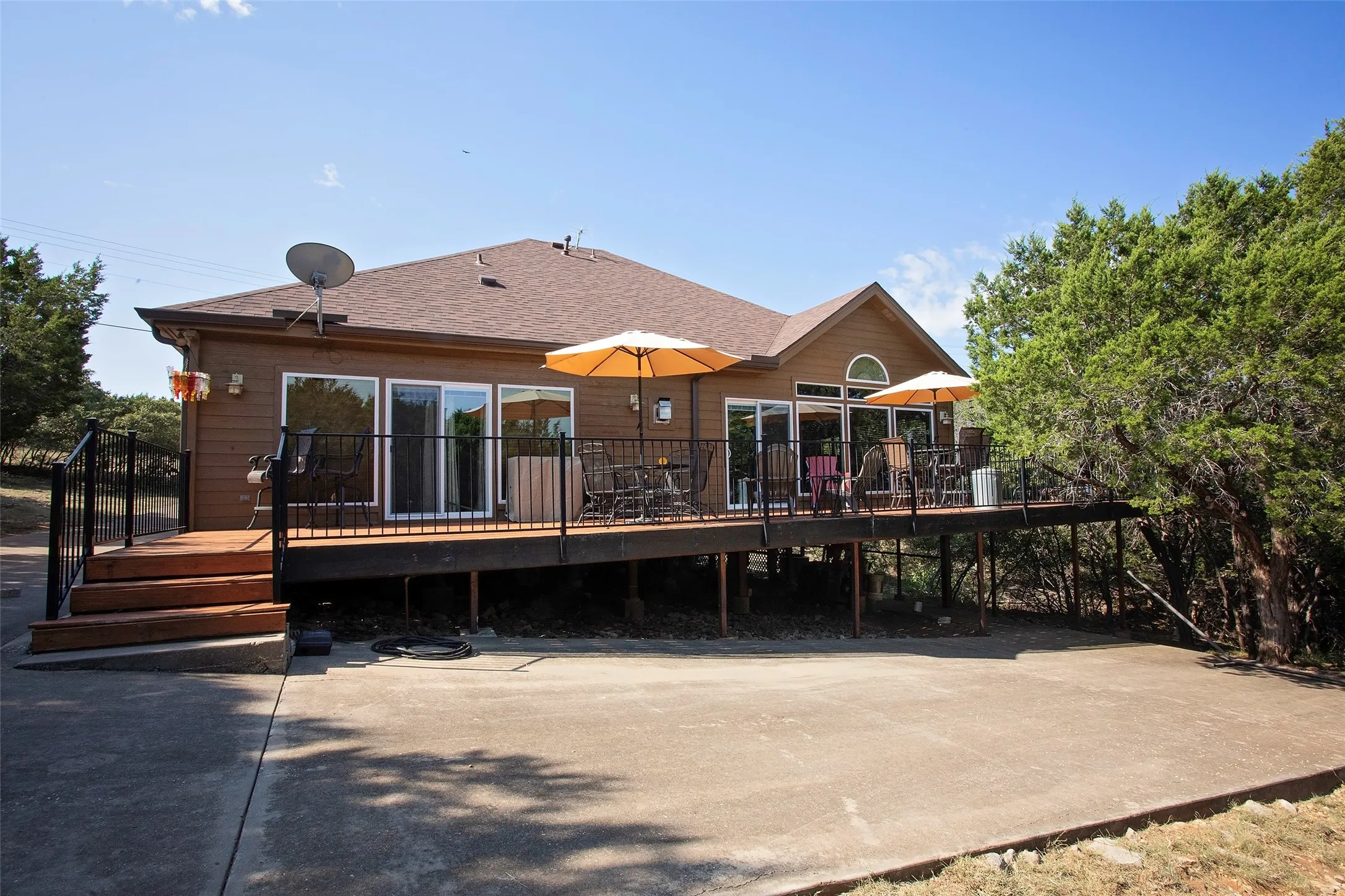 Single Family Residence For Sale in Palo Pinto County , 880 Cliffs Drive 2, Possum Kingdom Lake, Texas 76449, 3 Bedrooms, 2 Bathrooms, Garage spaces, 1,729 Sqft, built in 1998, Price $499,900, mls#21344750, Real Estate Agent in Possum Kingdom Lake, Homes For Sale in Palo Pinto county, Homes For Sale in Possum Kingdom Lake, Realtor in Possum Kingdom Lake Texas, Real Estate Brokerage Independent Realty Texas, Luminita Cordes Realtor