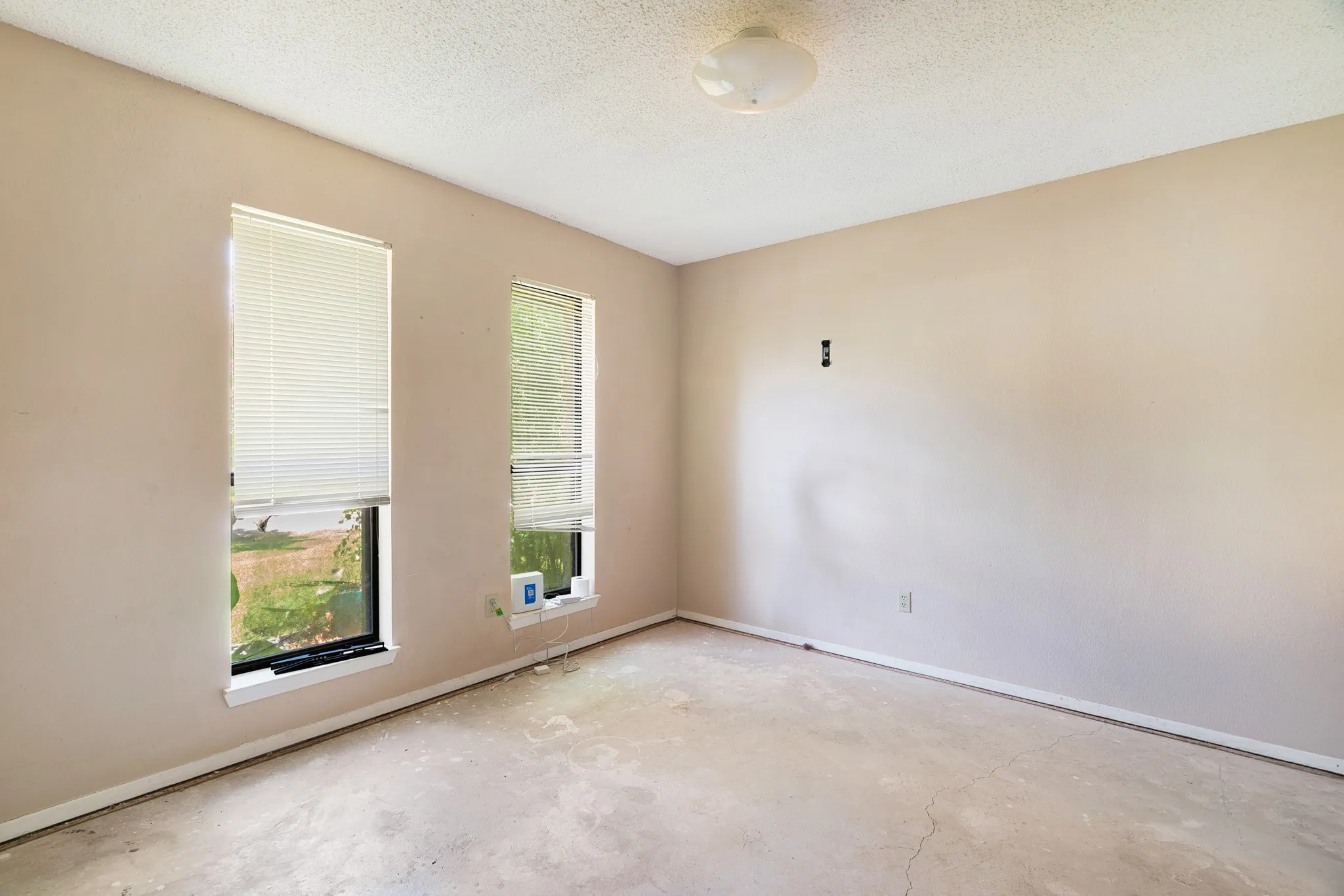 Single Family Residence For Sale in Lamar County , 6540 INWOOD Drive, Reno, Texas 75462, 3 Bedroom, 2 Bathroom, 1 Garage spaces, 1,730 Sqft, built in 1986, mls#21344423, Real Estate Agent in Reno, Homes For Sale in Lamar county, Homes For Sale in Reno, Realtor in Reno Texas, Real Estate Brokerage Independent Realty Texas, Luminita Cordes Realtor