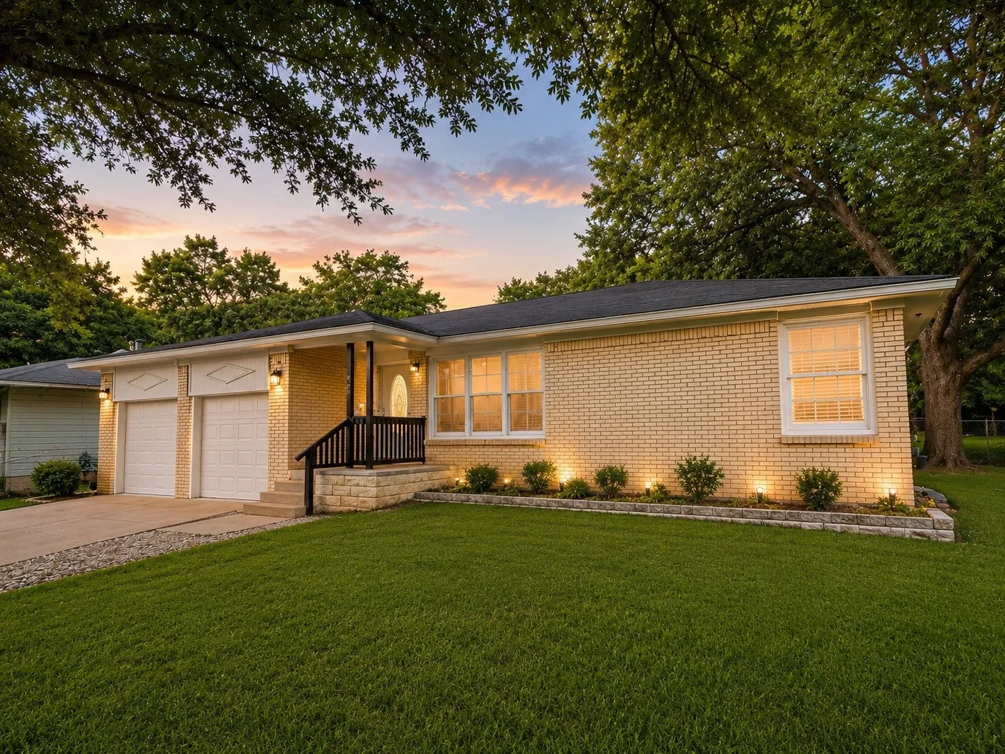 Single Family Residence For Sale in Grayson County , 425 AUSTIN Street, Sherman, Texas 75090, 3 Bedroom, 2 Bathroom, 2 Garage spaces, 1,426 Sqft, built in 1955, Price $235,000, mls#21344844, Real Estate Agent in Sherman, Homes For Sale in Grayson county, Homes For Sale in Sherman, Realtor in Sherman Texas, Real Estate Brokerage Independent Realty Texas, Luminita Cordes Realtor