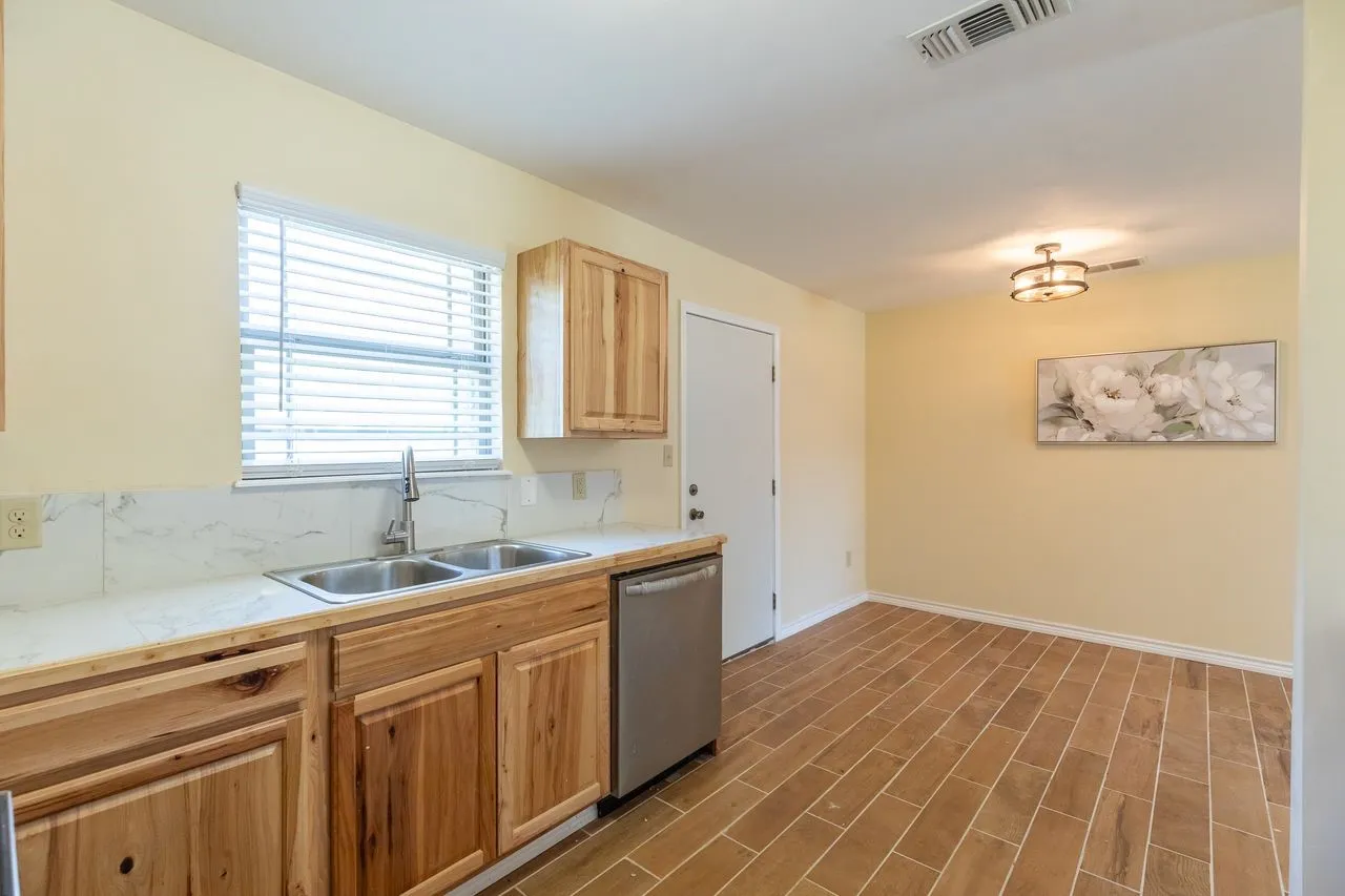 Single Family Residence For Sale in Taylor County , 2910 Wenwood Road, Abilene, Texas 79606, 3 Bedroom, 2 Bathroom, 2 Garage spaces, 1,263 Sqft, built in 2019, mls#21344855, Real Estate Agent in Abilene, Homes For Sale in Taylor county, Homes For Sale in Abilene, Realtor in Abilene Texas, Real Estate Brokerage Independent Realty Texas, Luminita Cordes Realtor
