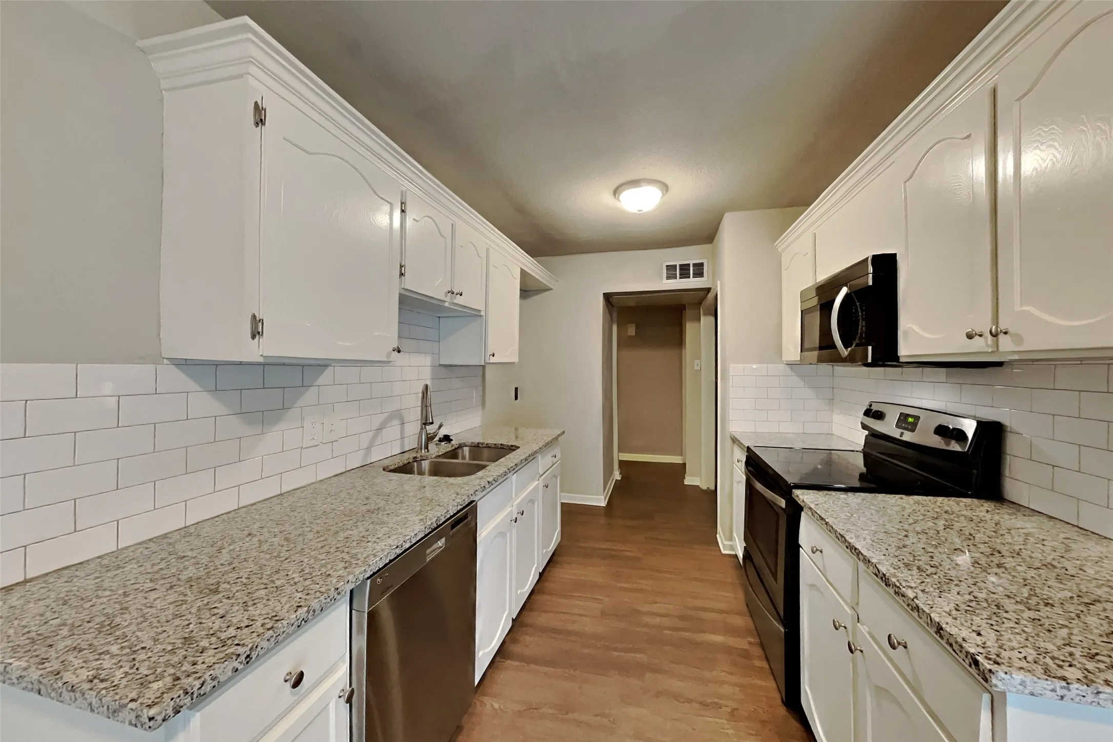 Single Family Residence For Rent in Tarrant County , 6917 Lincolnshire Lane, North Richland Hills, Texas 76182, 3 Bedroom, 2 Bathroom, 2 Garage spaces, 1,401 Sqft, built in 1978, mls#21344842, Real Estate Agent in North Richland Hills, Homes For Rent in Tarrant county, Homes For Rent in North Richland Hills, Realtor in North Richland Hills Texas, Real Estate Brokerage Independent Realty Texas, Luminita Cordes Realtor
