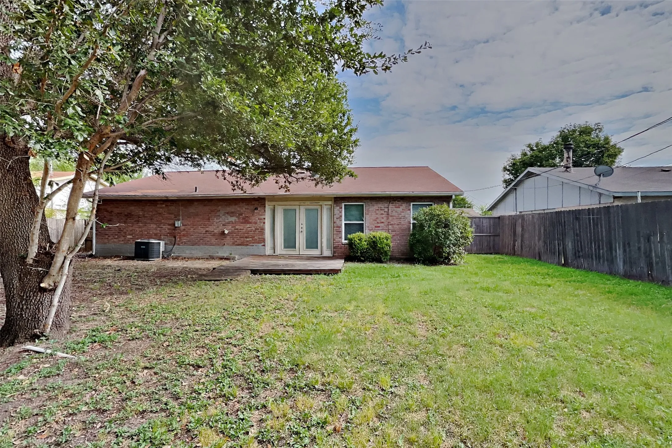 Single Family Residence For Rent in Tarrant County , 6917 Lincolnshire Lane, North Richland Hills, Texas 76182, 3 Bedroom, 2 Bathroom, 2 Garage spaces, 1,401 Sqft, built in 1978, mls#21344842, Real Estate Agent in North Richland Hills, Homes For Rent in Tarrant county, Homes For Rent in North Richland Hills, Realtor in North Richland Hills Texas, Real Estate Brokerage Independent Realty Texas, Luminita Cordes Realtor