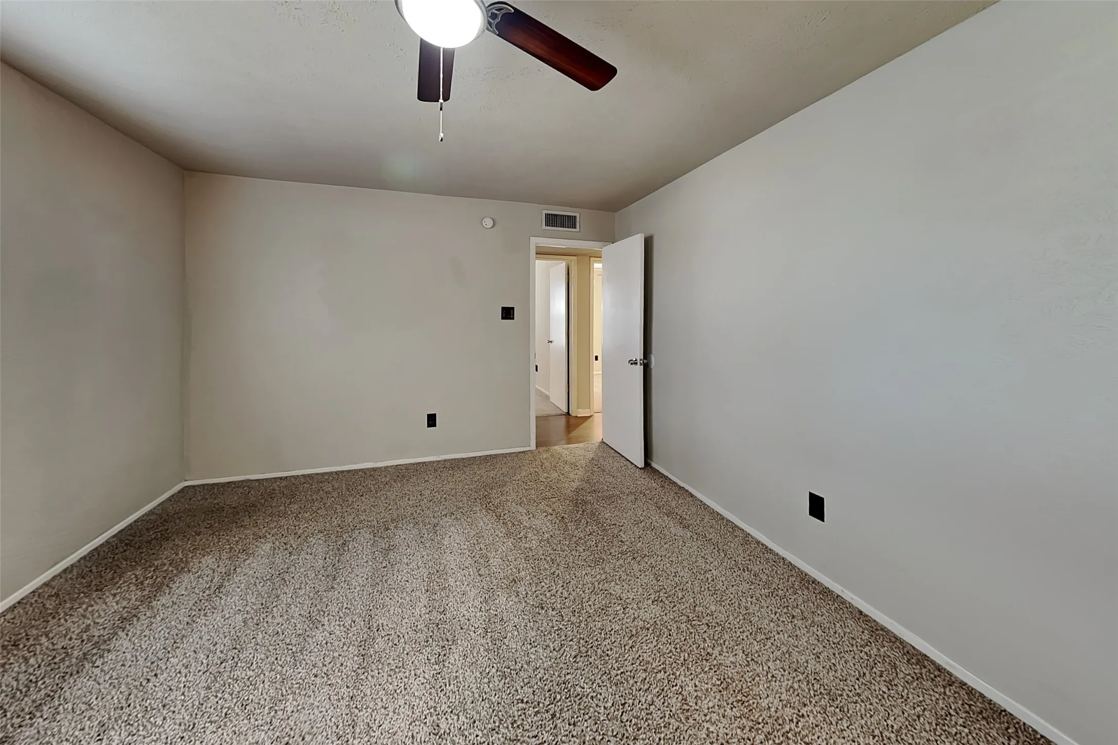 Single Family Residence For Rent in Tarrant County , 6917 Lincolnshire Lane, North Richland Hills, Texas 76182, 3 Bedroom, 2 Bathroom, 2 Garage spaces, 1,401 Sqft, built in 1978, mls#21344842, Real Estate Agent in North Richland Hills, Homes For Rent in Tarrant county, Homes For Rent in North Richland Hills, Realtor in North Richland Hills Texas, Real Estate Brokerage Independent Realty Texas, Luminita Cordes Realtor