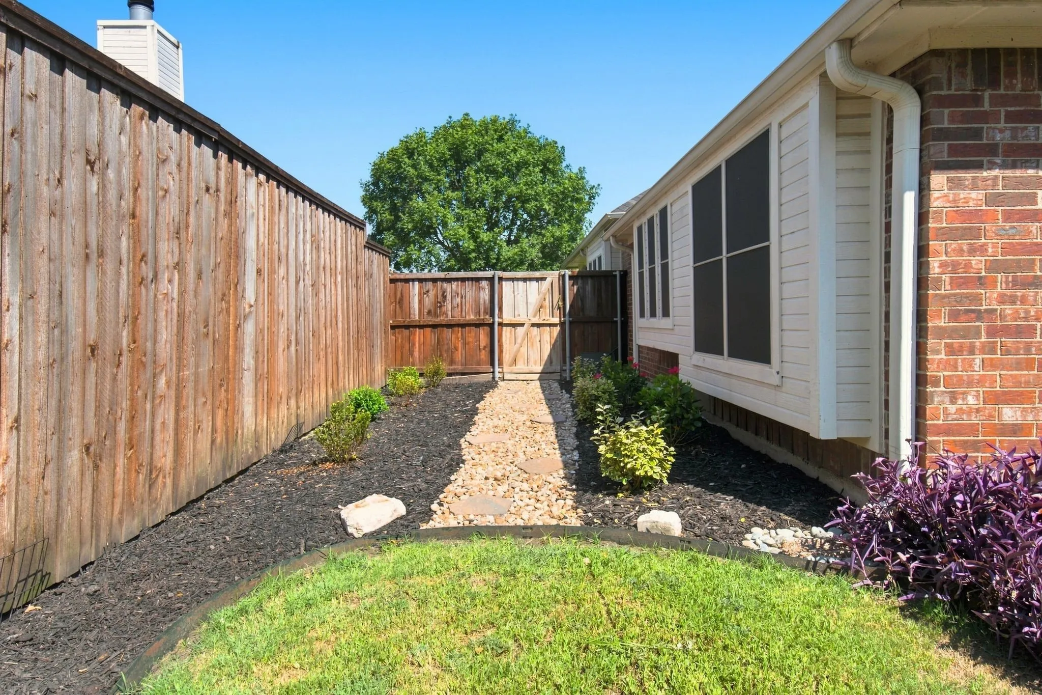 Single Family Residence For Sale in Kaufman County , 238 Country View Lane, Crandall, Texas 75114, 3 Bedroom, 2 Bathroom, 2 Garage spaces, 2,241 Sqft, built in 2005, mls#21344130, Real Estate Agent in Crandall, Homes For Sale in Kaufman county, Homes For Sale in Crandall, Realtor in Crandall Texas, Real Estate Brokerage Independent Realty Texas, Luminita Cordes Realtor