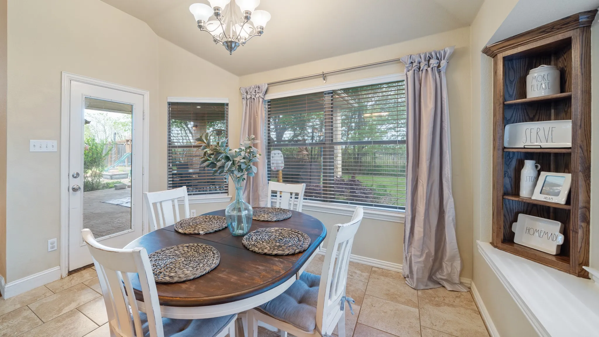Single Family Residence For Sale in Kaufman County , 238 Country View Lane, Crandall, Texas 75114, 3 Bedroom, 2 Bathroom, 2 Garage spaces, 2,241 Sqft, built in 2005, mls#21344130, Real Estate Agent in Crandall, Homes For Sale in Kaufman county, Homes For Sale in Crandall, Realtor in Crandall Texas, Real Estate Brokerage Independent Realty Texas, Luminita Cordes Realtor