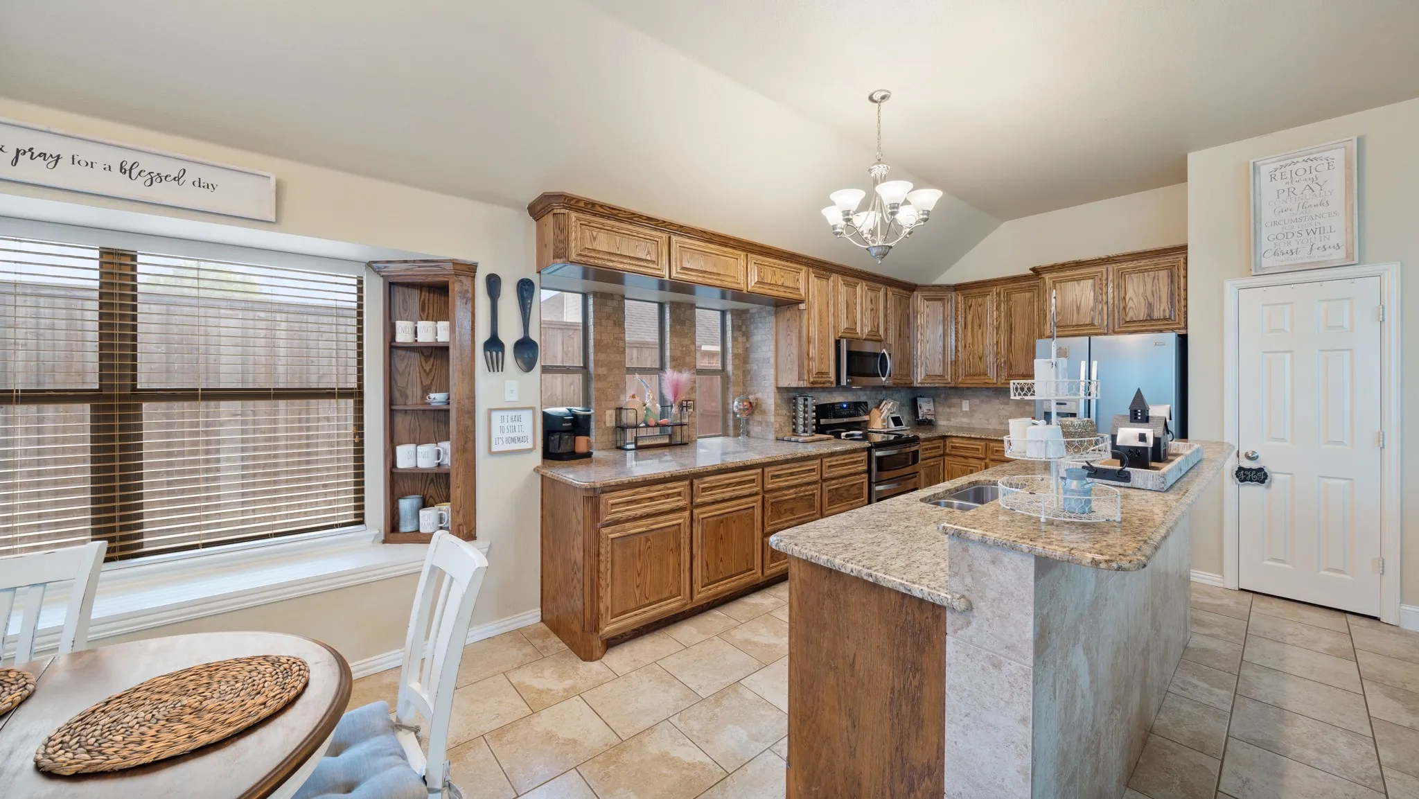 Single Family Residence For Sale in Kaufman County , 238 Country View Lane, Crandall, Texas 75114, 3 Bedroom, 2 Bathroom, 2 Garage spaces, 2,241 Sqft, built in 2005, mls#21344130, Real Estate Agent in Crandall, Homes For Sale in Kaufman county, Homes For Sale in Crandall, Realtor in Crandall Texas, Real Estate Brokerage Independent Realty Texas, Luminita Cordes Realtor