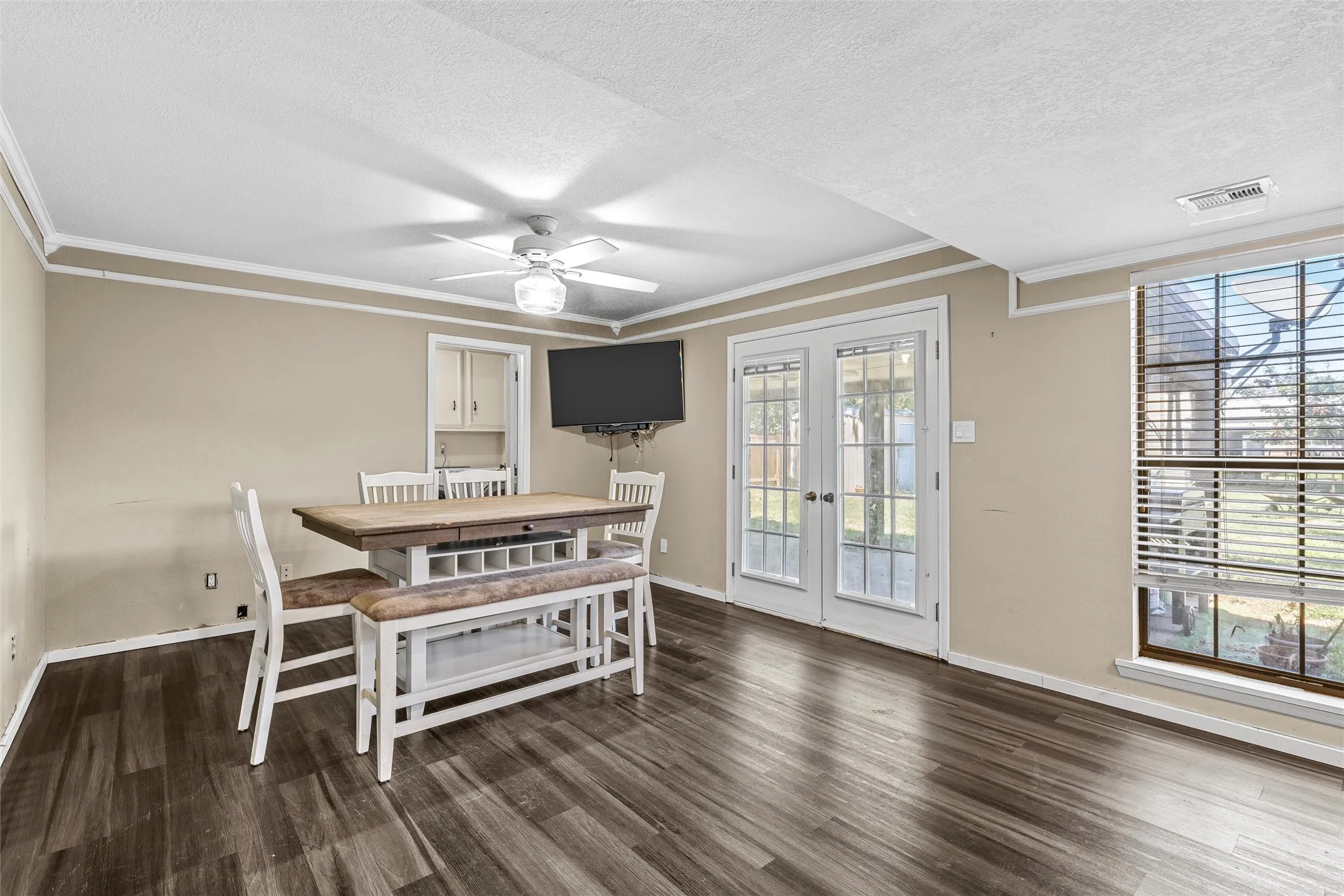 Single Family Residence For Sale in Hill County , 703 S Colorado Street, Whitney, Texas 76692, 3 Bedroom, 4 Bathroom, 2 Garage spaces, 3,480 Sqft, built in 1979, mls#21343561, Real Estate Agent in Whitney, Homes For Sale in Hill county, Homes For Sale in Whitney, Realtor in Whitney Texas, Real Estate Brokerage Independent Realty Texas, Luminita Cordes Realtor