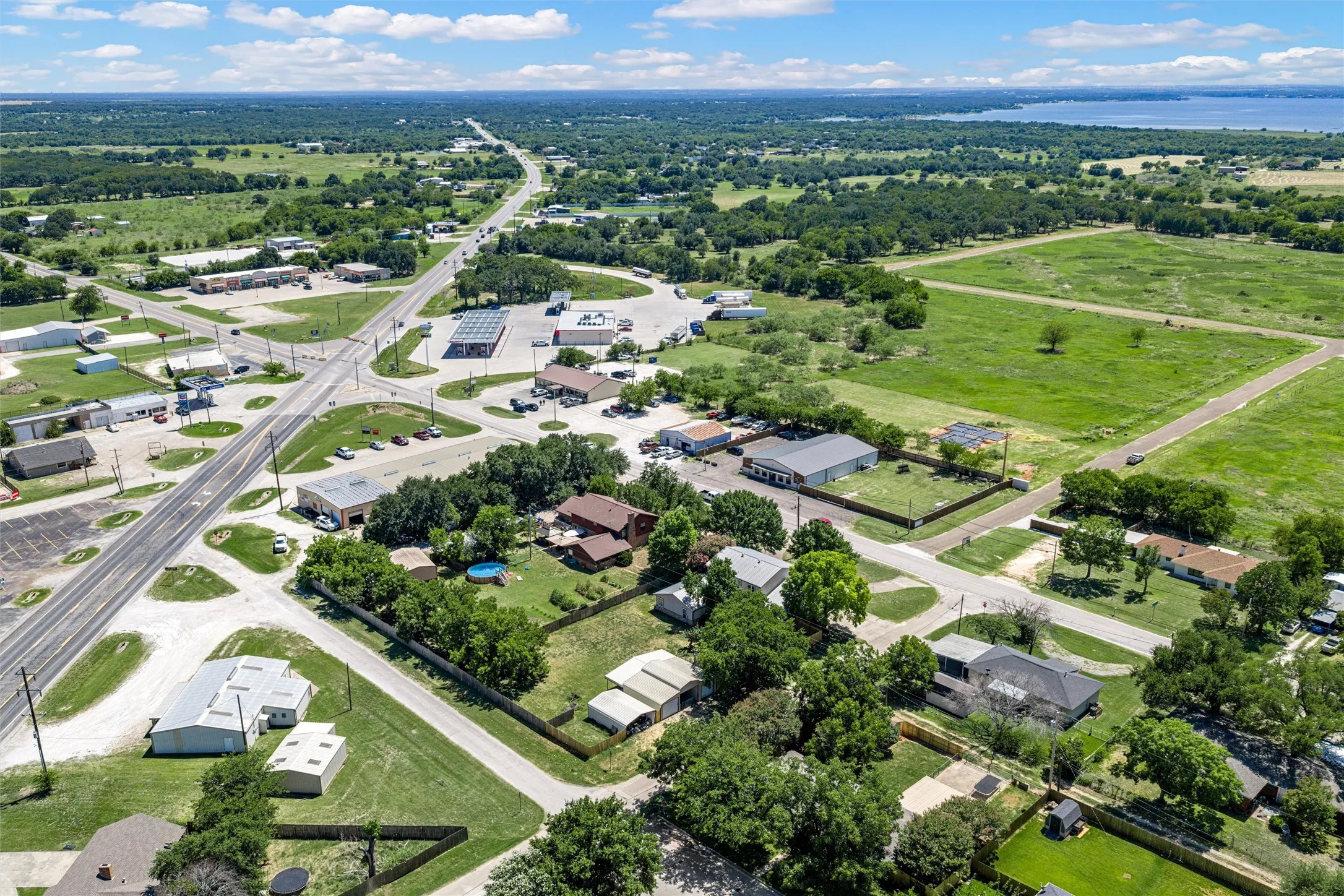 Single Family Residence For Sale in Hill County , 703 S Colorado Street, Whitney, Texas 76692, 3 Bedroom, 4 Bathroom, 2 Garage spaces, 3,480 Sqft, built in 1979, mls#21343561, Real Estate Agent in Whitney, Homes For Sale in Hill county, Homes For Sale in Whitney, Realtor in Whitney Texas, Real Estate Brokerage Independent Realty Texas, Luminita Cordes Realtor