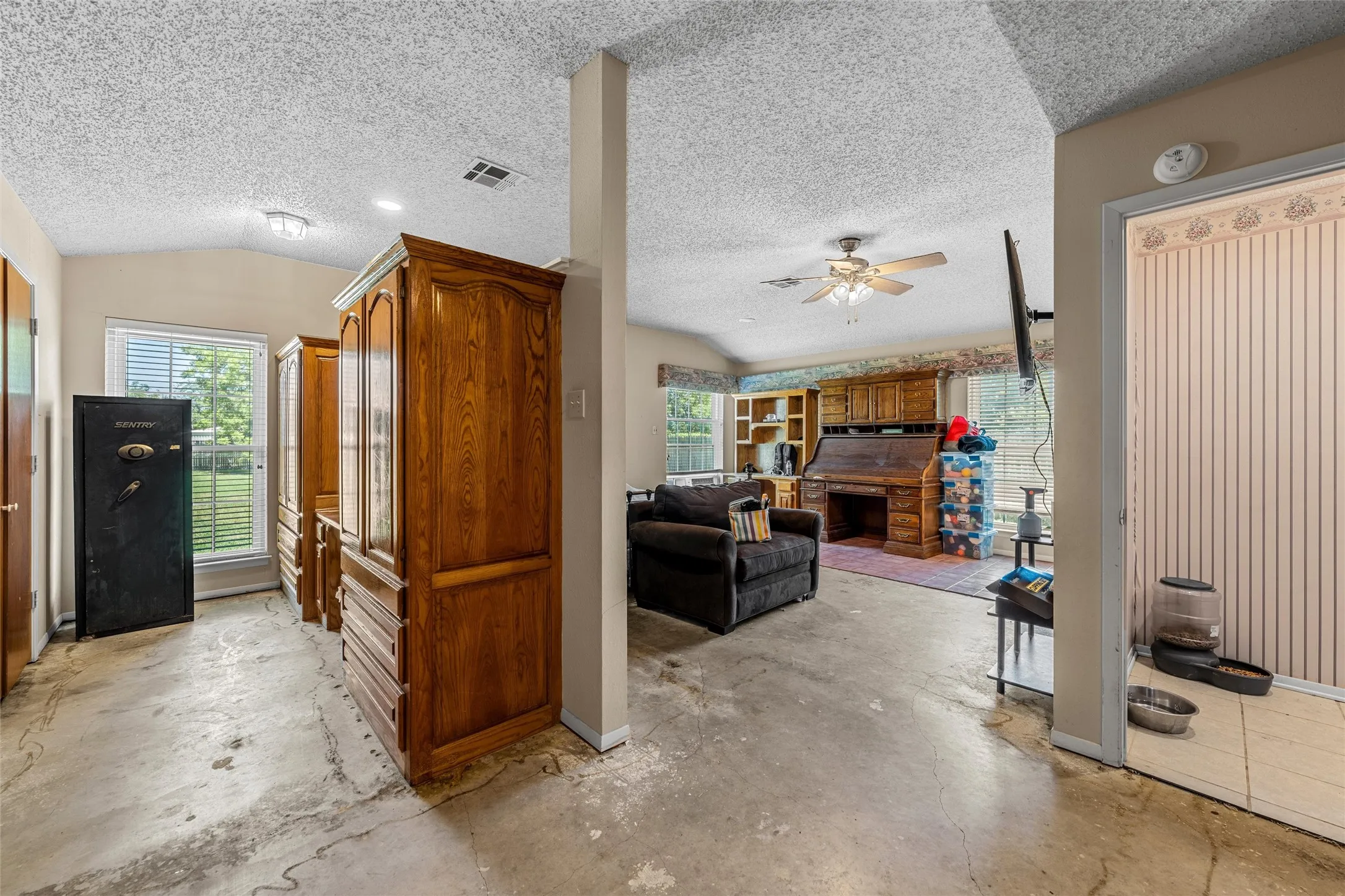Single Family Residence For Sale in Hill County , 703 S Colorado Street, Whitney, Texas 76692, 3 Bedroom, 4 Bathroom, 2 Garage spaces, 3,480 Sqft, built in 1979, mls#21343561, Real Estate Agent in Whitney, Homes For Sale in Hill county, Homes For Sale in Whitney, Realtor in Whitney Texas, Real Estate Brokerage Independent Realty Texas, Luminita Cordes Realtor