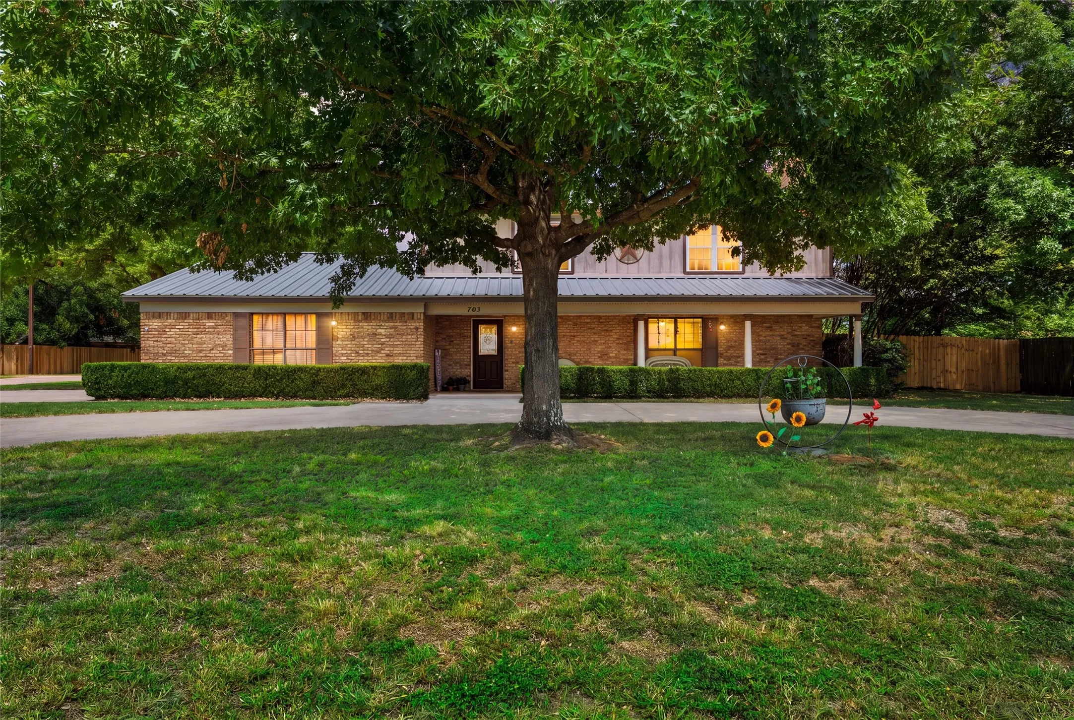 Single Family Residence For Sale in Hill County , 703 S Colorado Street, Whitney, Texas 76692, 3 Bedroom, 4 Bathroom, 2 Garage spaces, 3,480 Sqft, built in 1979, mls#21343561, Real Estate Agent in Whitney, Homes For Sale in Hill county, Homes For Sale in Whitney, Realtor in Whitney Texas, Real Estate Brokerage Independent Realty Texas, Luminita Cordes Realtor