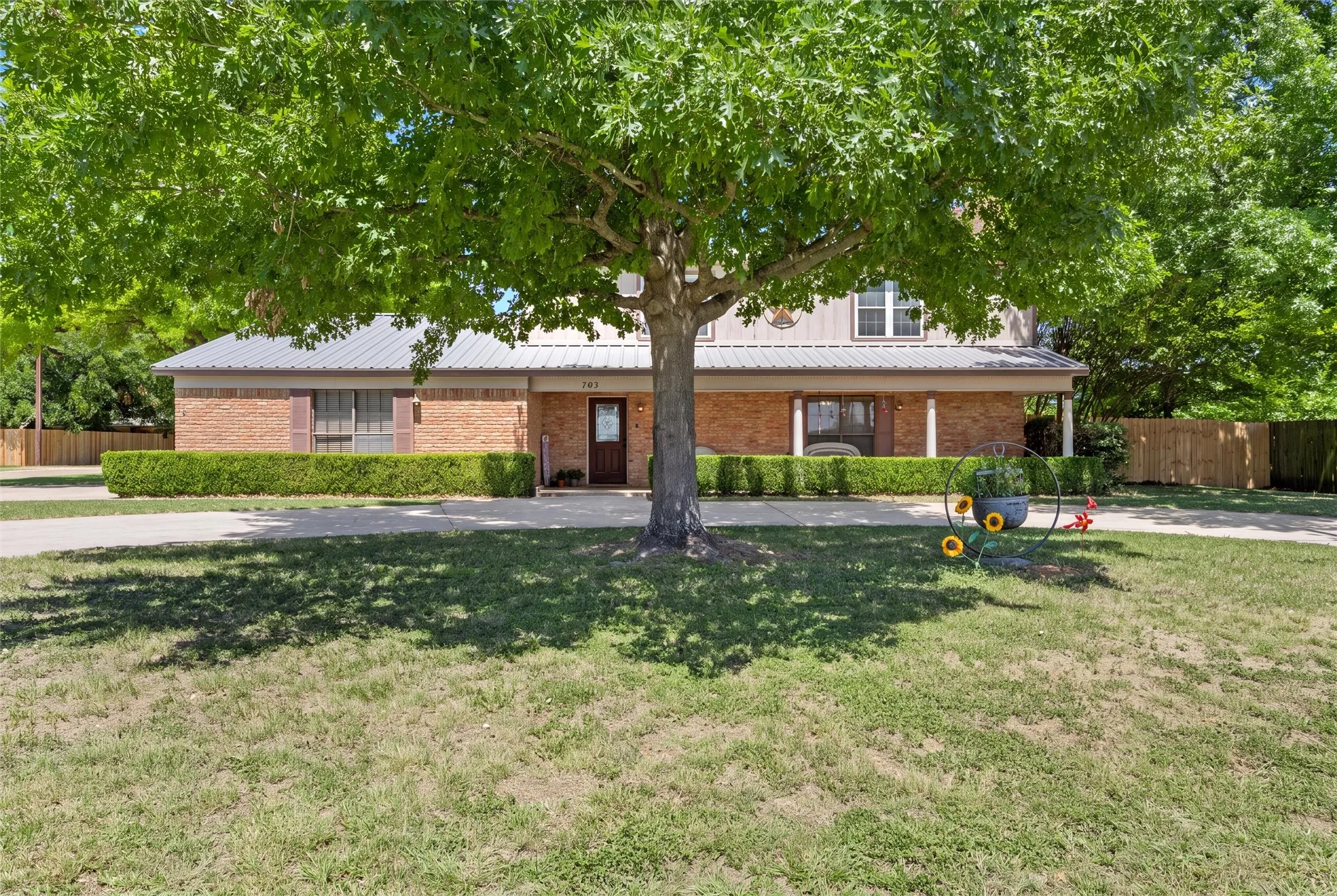Single Family Residence For Sale in Hill County , 703 S Colorado Street, Whitney, Texas 76692, 3 Bedroom, 4 Bathroom, 2 Garage spaces, 3,480 Sqft, built in 1979, mls#21343561, Real Estate Agent in Whitney, Homes For Sale in Hill county, Homes For Sale in Whitney, Realtor in Whitney Texas, Real Estate Brokerage Independent Realty Texas, Luminita Cordes Realtor