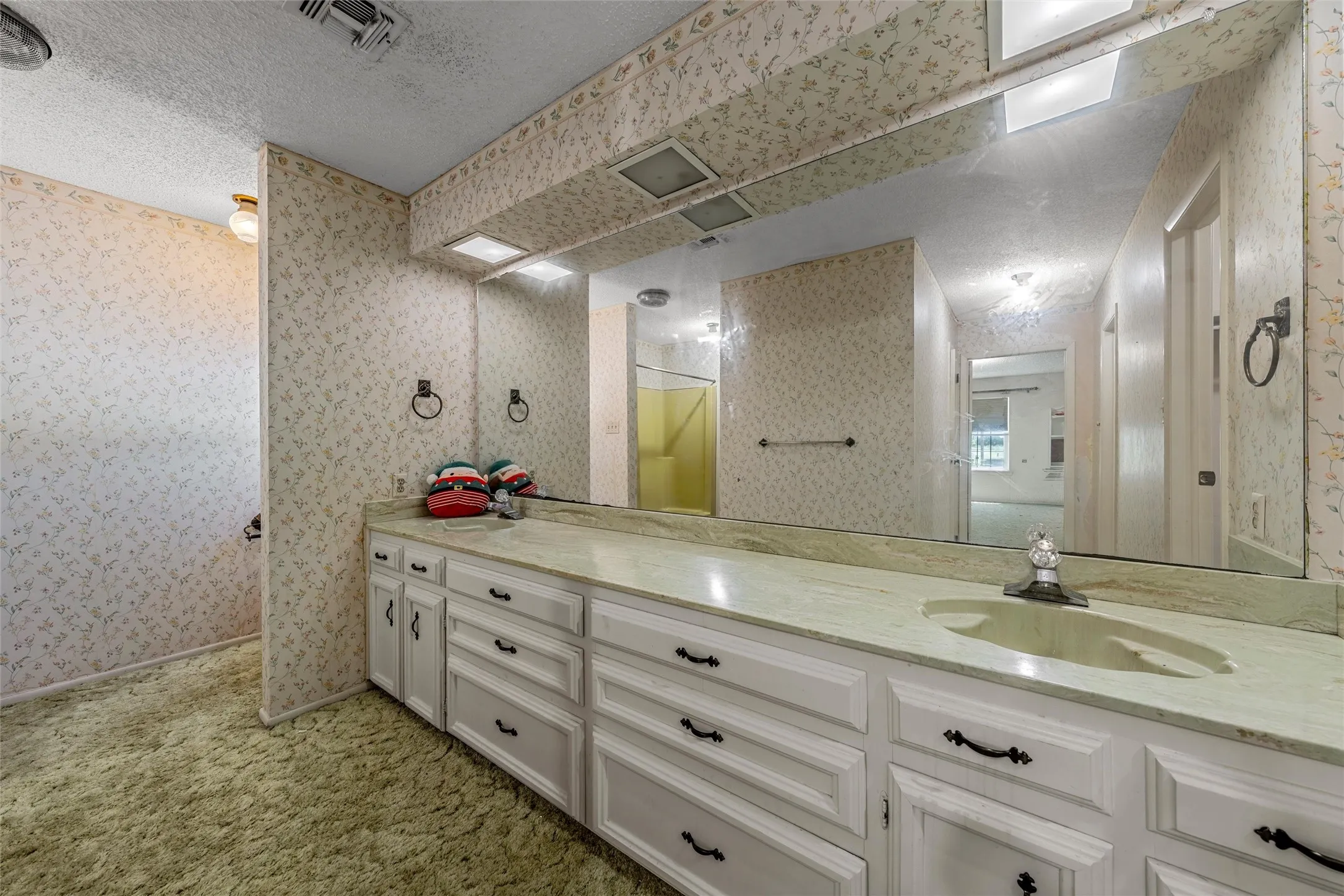 Single Family Residence For Sale in Hill County , 703 S Colorado Street, Whitney, Texas 76692, 3 Bedroom, 4 Bathroom, 2 Garage spaces, 3,480 Sqft, built in 1979, mls#21343561, Real Estate Agent in Whitney, Homes For Sale in Hill county, Homes For Sale in Whitney, Realtor in Whitney Texas, Real Estate Brokerage Independent Realty Texas, Luminita Cordes Realtor