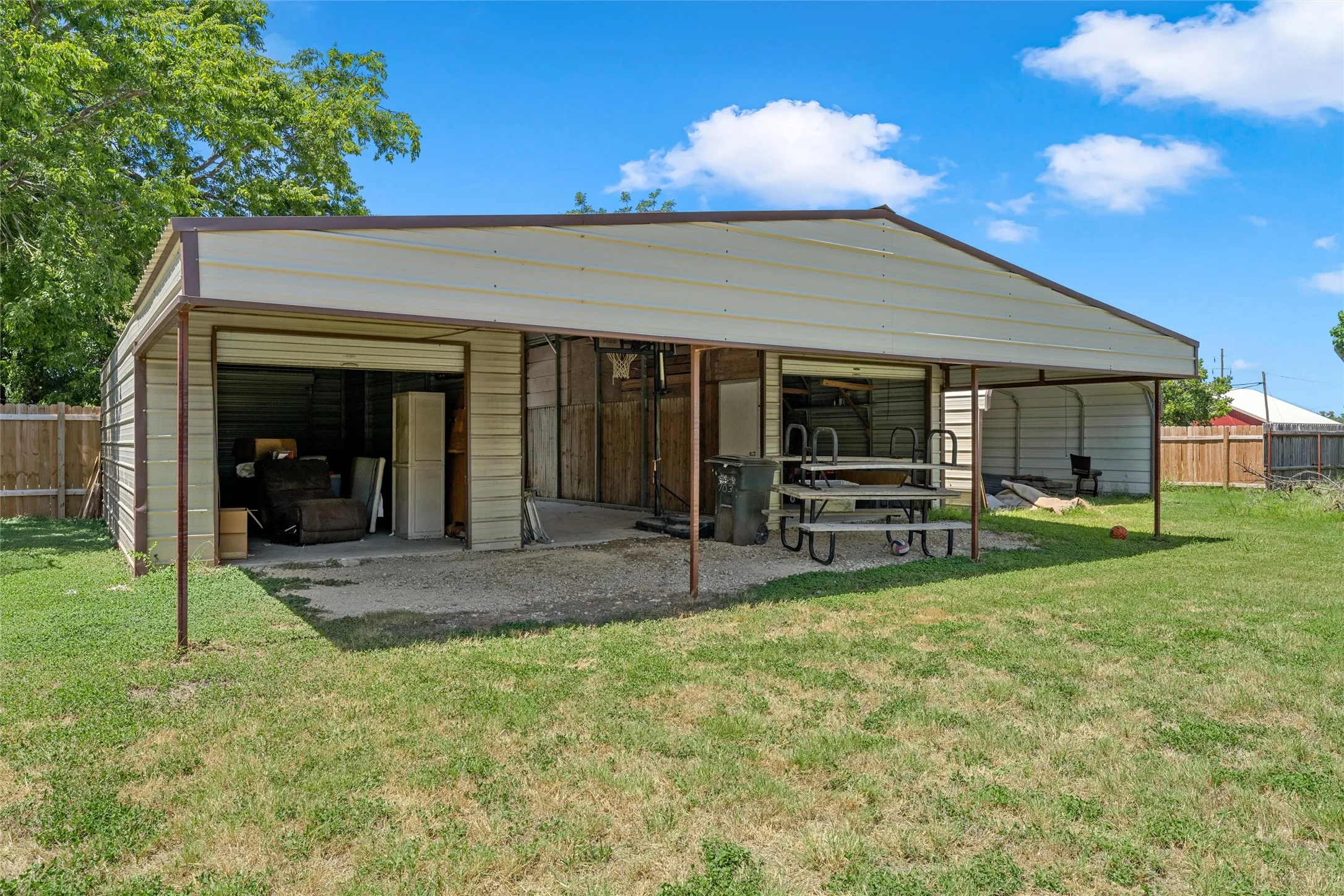 Single Family Residence For Sale in Hill County , 703 S Colorado Street, Whitney, Texas 76692, 3 Bedroom, 4 Bathroom, 2 Garage spaces, 3,480 Sqft, built in 1979, mls#21343561, Real Estate Agent in Whitney, Homes For Sale in Hill county, Homes For Sale in Whitney, Realtor in Whitney Texas, Real Estate Brokerage Independent Realty Texas, Luminita Cordes Realtor