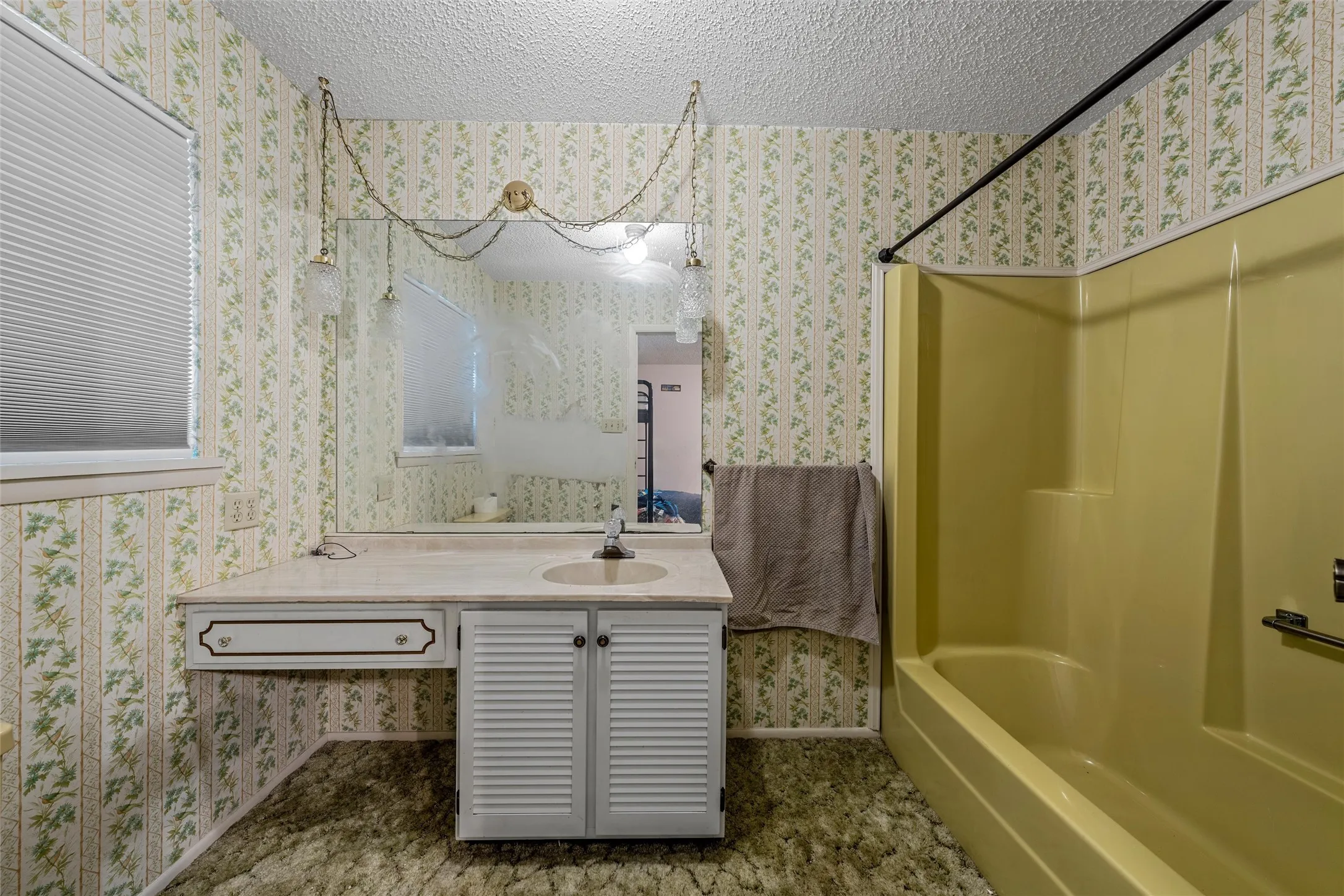 Single Family Residence For Sale in Hill County , 703 S Colorado Street, Whitney, Texas 76692, 3 Bedroom, 4 Bathroom, 2 Garage spaces, 3,480 Sqft, built in 1979, mls#21343561, Real Estate Agent in Whitney, Homes For Sale in Hill county, Homes For Sale in Whitney, Realtor in Whitney Texas, Real Estate Brokerage Independent Realty Texas, Luminita Cordes Realtor