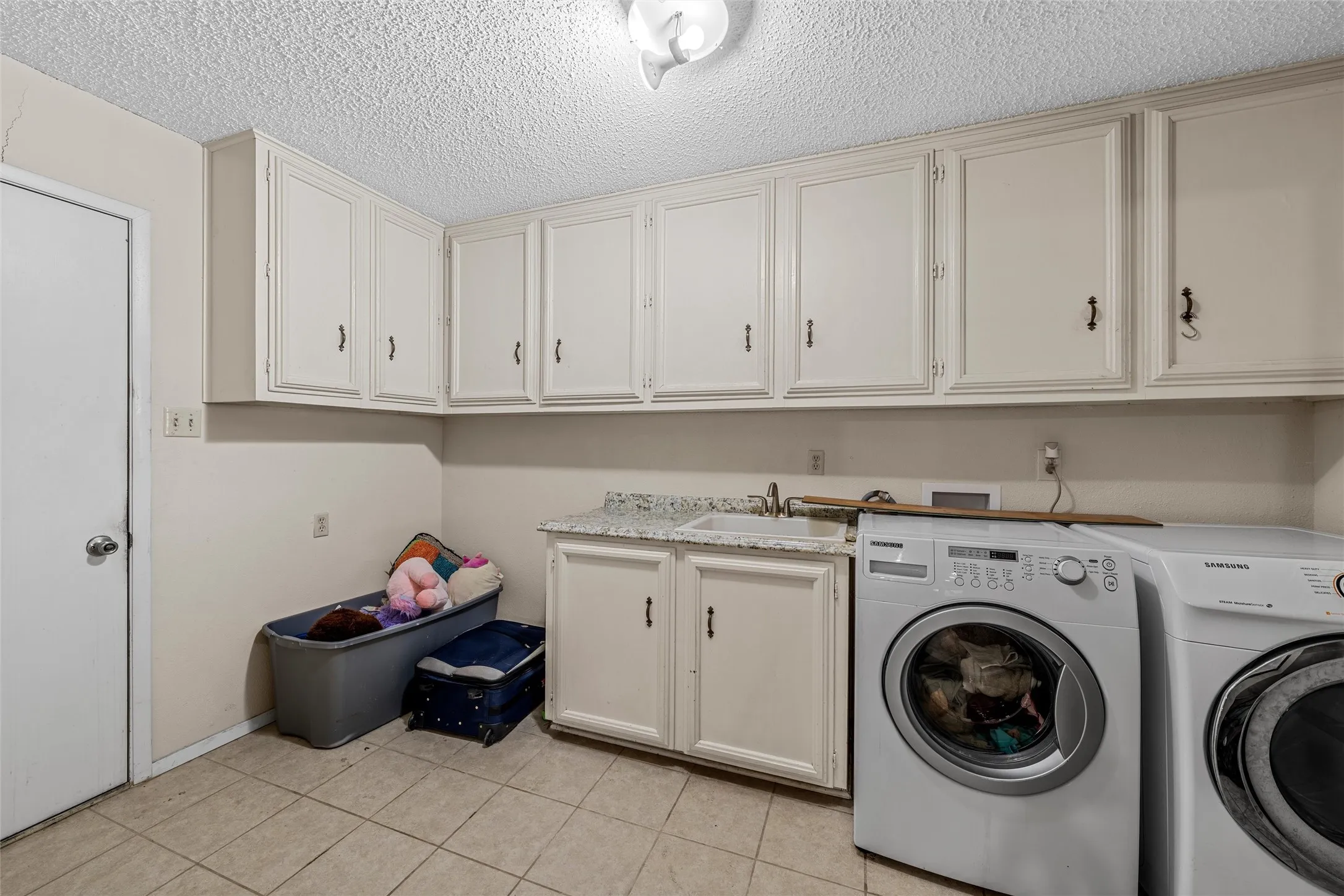Single Family Residence For Sale in Hill County , 703 S Colorado Street, Whitney, Texas 76692, 3 Bedroom, 4 Bathroom, 2 Garage spaces, 3,480 Sqft, built in 1979, mls#21343561, Real Estate Agent in Whitney, Homes For Sale in Hill county, Homes For Sale in Whitney, Realtor in Whitney Texas, Real Estate Brokerage Independent Realty Texas, Luminita Cordes Realtor