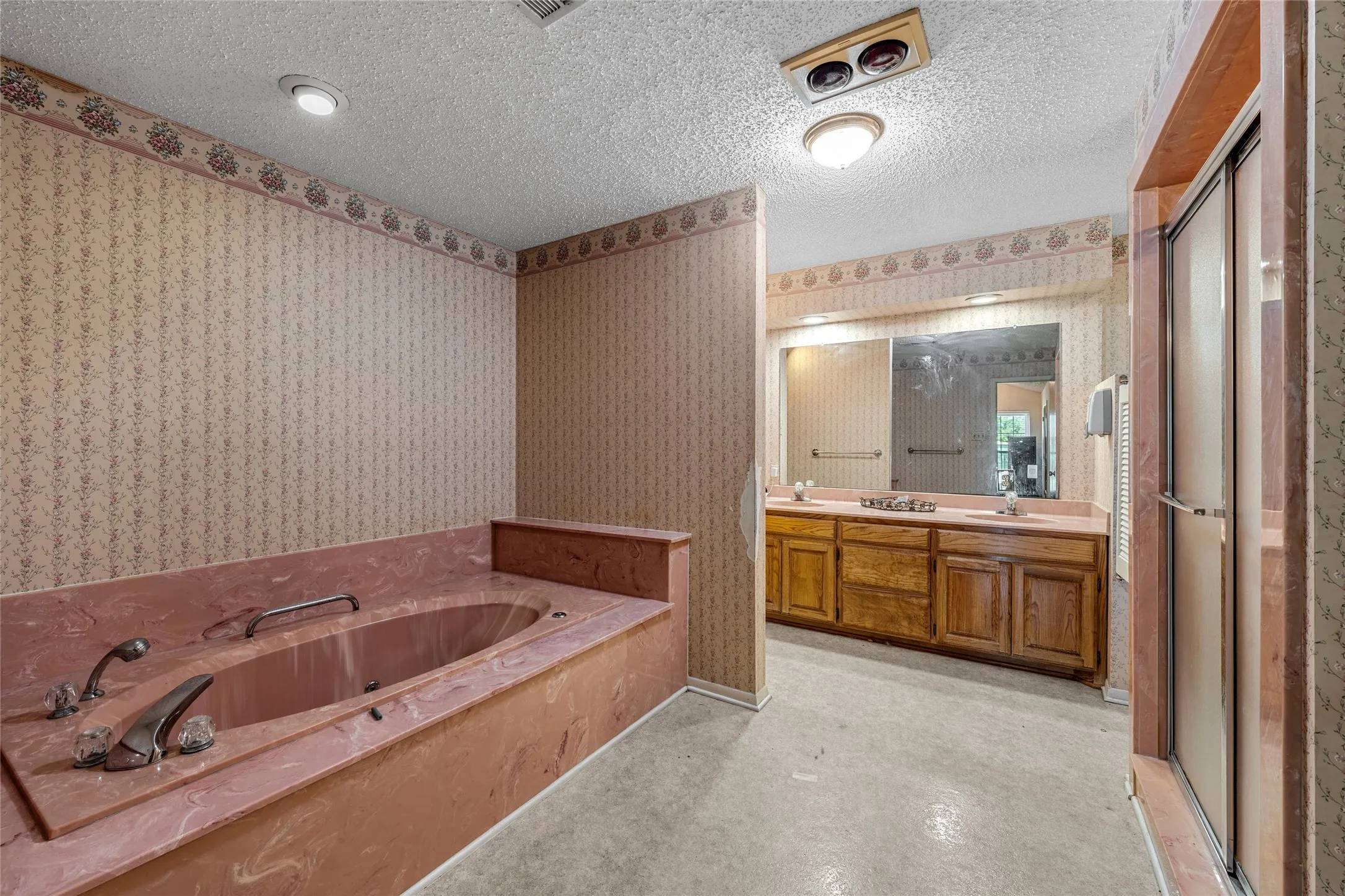 Single Family Residence For Sale in Hill County , 703 S Colorado Street, Whitney, Texas 76692, 3 Bedroom, 4 Bathroom, 2 Garage spaces, 3,480 Sqft, built in 1979, mls#21343561, Real Estate Agent in Whitney, Homes For Sale in Hill county, Homes For Sale in Whitney, Realtor in Whitney Texas, Real Estate Brokerage Independent Realty Texas, Luminita Cordes Realtor