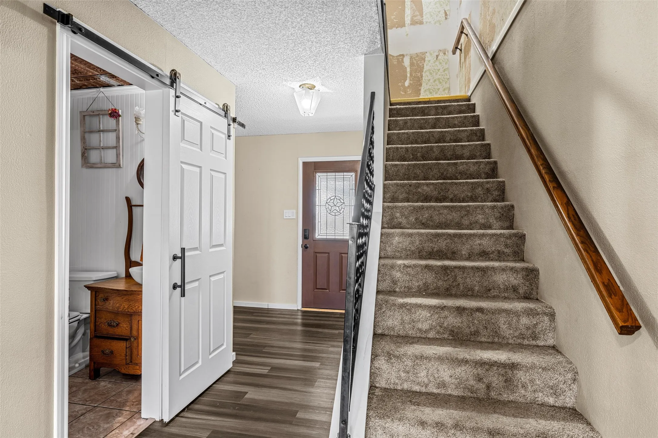 Single Family Residence For Sale in Hill County , 703 S Colorado Street, Whitney, Texas 76692, 3 Bedroom, 4 Bathroom, 2 Garage spaces, 3,480 Sqft, built in 1979, mls#21343561, Real Estate Agent in Whitney, Homes For Sale in Hill county, Homes For Sale in Whitney, Realtor in Whitney Texas, Real Estate Brokerage Independent Realty Texas, Luminita Cordes Realtor