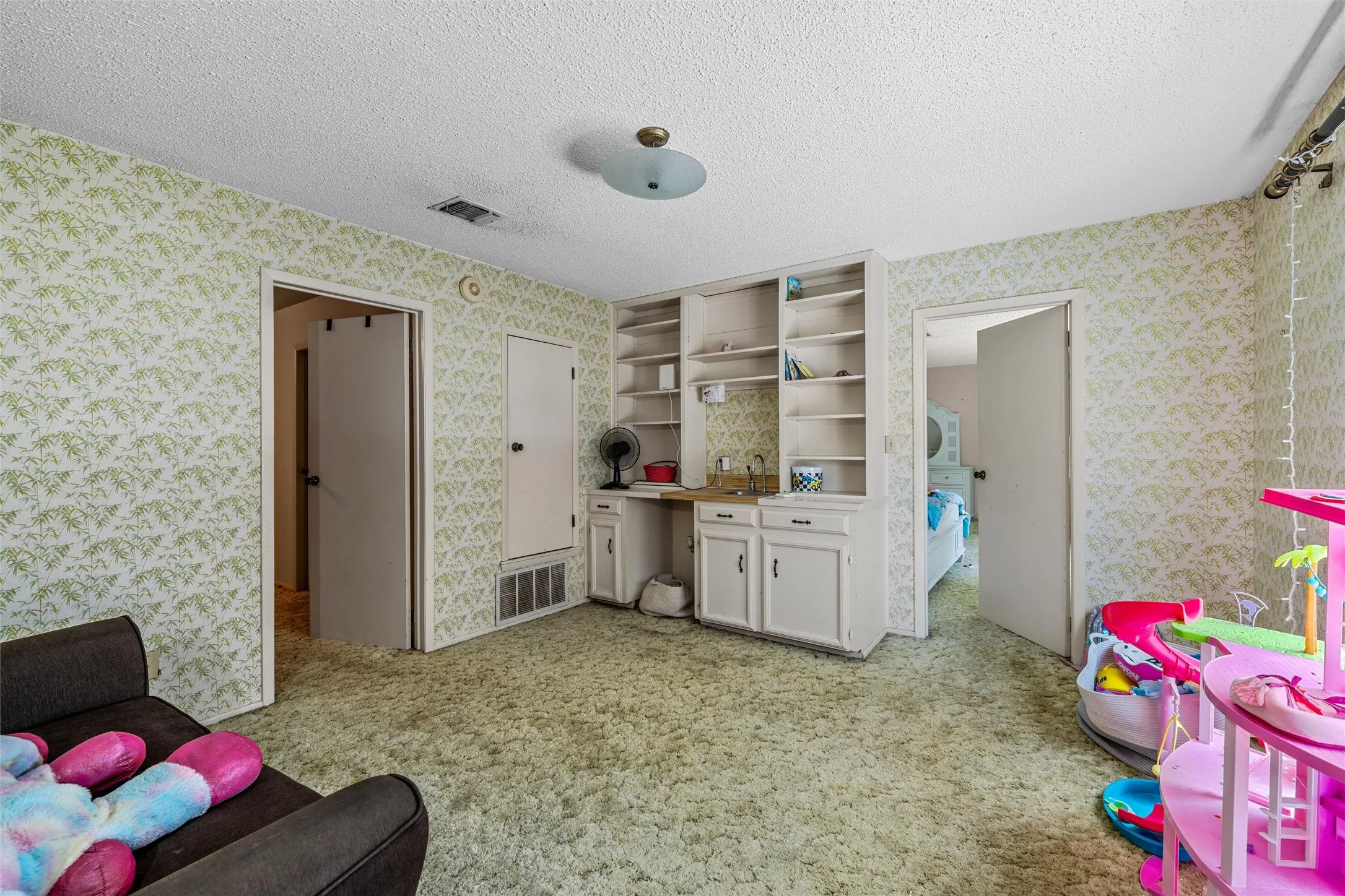 Single Family Residence For Sale in Hill County , 703 S Colorado Street, Whitney, Texas 76692, 3 Bedroom, 4 Bathroom, 2 Garage spaces, 3,480 Sqft, built in 1979, mls#21343561, Real Estate Agent in Whitney, Homes For Sale in Hill county, Homes For Sale in Whitney, Realtor in Whitney Texas, Real Estate Brokerage Independent Realty Texas, Luminita Cordes Realtor