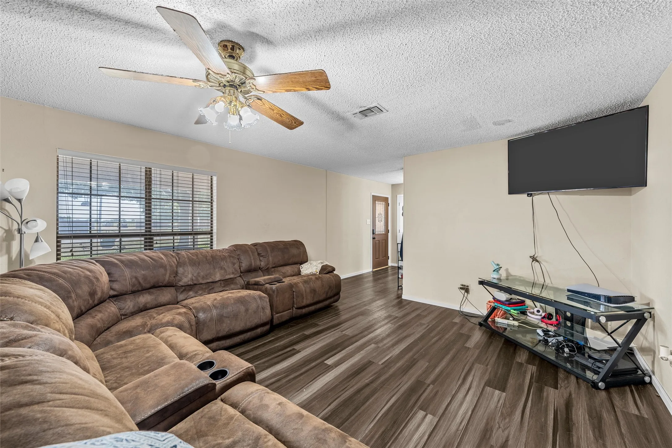 Single Family Residence For Sale in Hill County , 703 S Colorado Street, Whitney, Texas 76692, 3 Bedroom, 4 Bathroom, 2 Garage spaces, 3,480 Sqft, built in 1979, mls#21343561, Real Estate Agent in Whitney, Homes For Sale in Hill county, Homes For Sale in Whitney, Realtor in Whitney Texas, Real Estate Brokerage Independent Realty Texas, Luminita Cordes Realtor