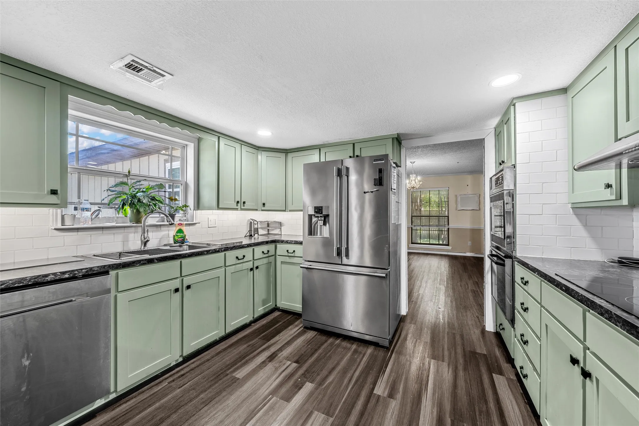 Single Family Residence For Sale in Hill County , 703 S Colorado Street, Whitney, Texas 76692, 3 Bedroom, 4 Bathroom, 2 Garage spaces, 3,480 Sqft, built in 1979, mls#21343561, Real Estate Agent in Whitney, Homes For Sale in Hill county, Homes For Sale in Whitney, Realtor in Whitney Texas, Real Estate Brokerage Independent Realty Texas, Luminita Cordes Realtor