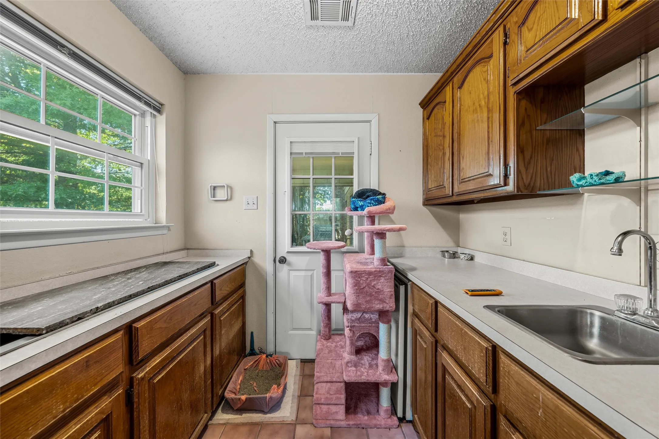 Single Family Residence For Sale in Hill County , 703 S Colorado Street, Whitney, Texas 76692, 3 Bedroom, 4 Bathroom, 2 Garage spaces, 3,480 Sqft, built in 1979, mls#21343561, Real Estate Agent in Whitney, Homes For Sale in Hill county, Homes For Sale in Whitney, Realtor in Whitney Texas, Real Estate Brokerage Independent Realty Texas, Luminita Cordes Realtor