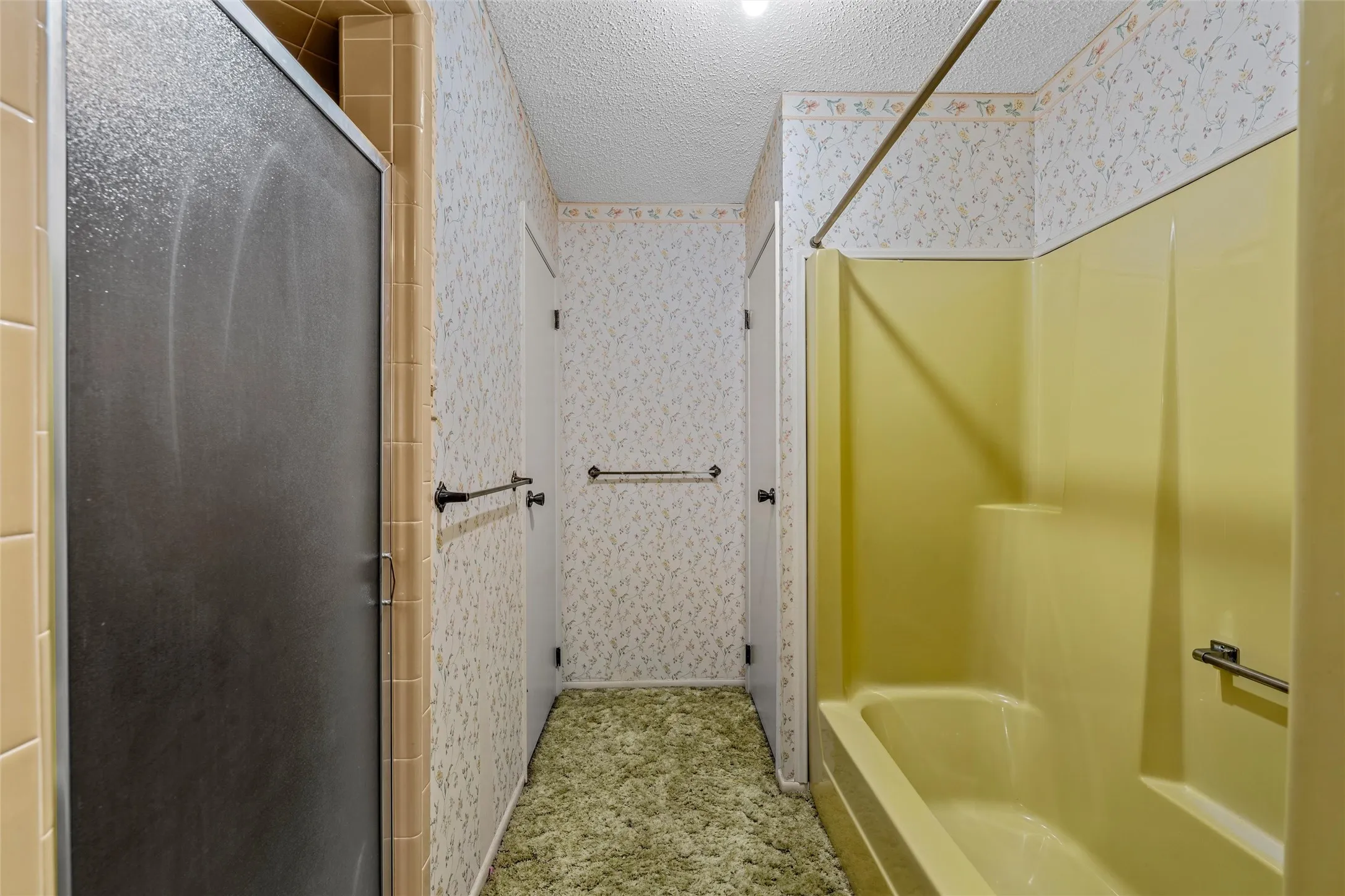 Single Family Residence For Sale in Hill County , 703 S Colorado Street, Whitney, Texas 76692, 3 Bedroom, 4 Bathroom, 2 Garage spaces, 3,480 Sqft, built in 1979, mls#21343561, Real Estate Agent in Whitney, Homes For Sale in Hill county, Homes For Sale in Whitney, Realtor in Whitney Texas, Real Estate Brokerage Independent Realty Texas, Luminita Cordes Realtor
