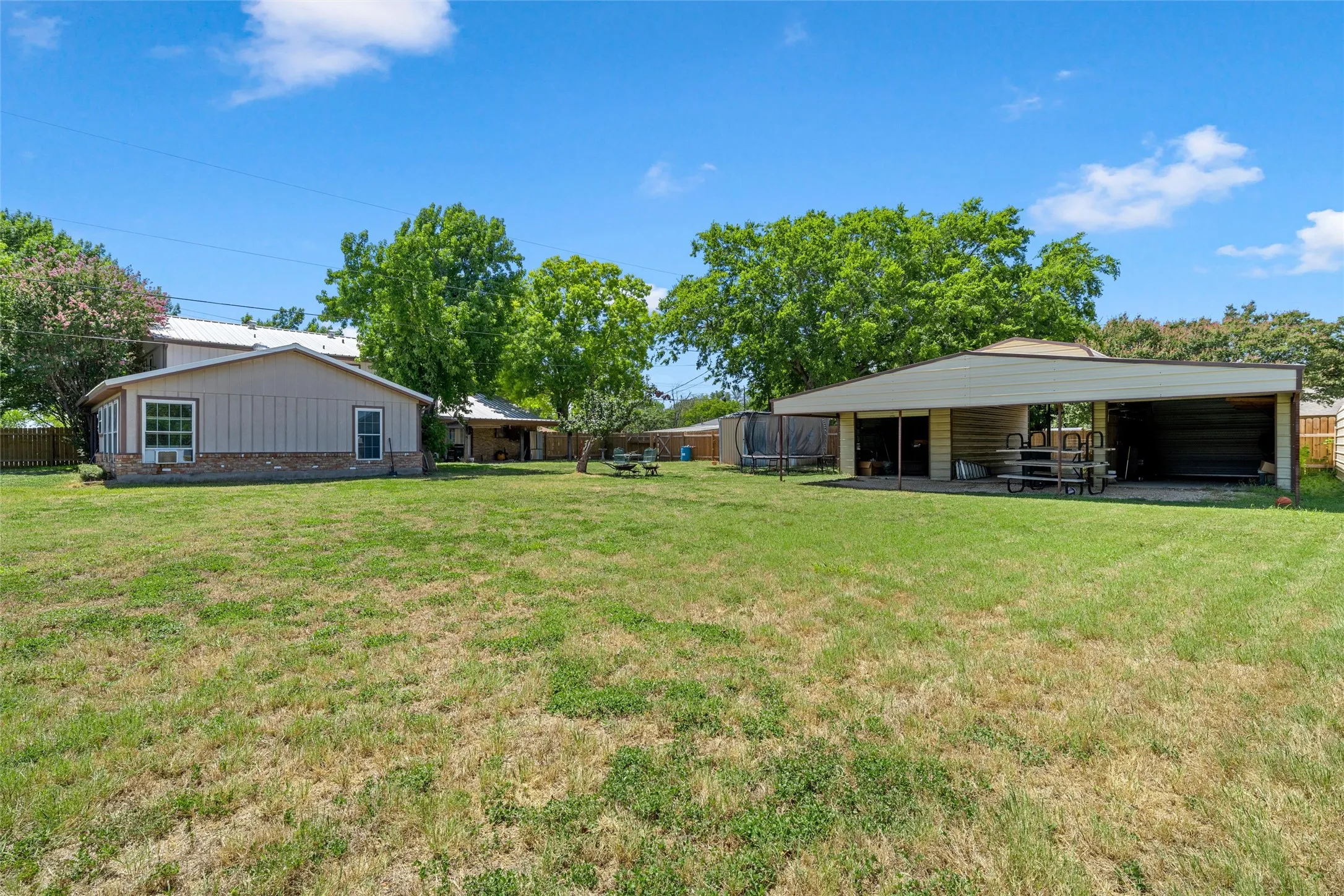 Single Family Residence For Sale in Hill County , 703 S Colorado Street, Whitney, Texas 76692, 3 Bedroom, 4 Bathroom, 2 Garage spaces, 3,480 Sqft, built in 1979, mls#21343561, Real Estate Agent in Whitney, Homes For Sale in Hill county, Homes For Sale in Whitney, Realtor in Whitney Texas, Real Estate Brokerage Independent Realty Texas, Luminita Cordes Realtor