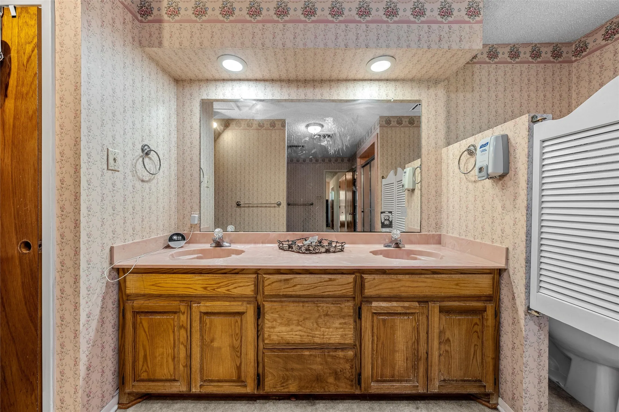 Single Family Residence For Sale in Hill County , 703 S Colorado Street, Whitney, Texas 76692, 3 Bedroom, 4 Bathroom, 2 Garage spaces, 3,480 Sqft, built in 1979, mls#21343561, Real Estate Agent in Whitney, Homes For Sale in Hill county, Homes For Sale in Whitney, Realtor in Whitney Texas, Real Estate Brokerage Independent Realty Texas, Luminita Cordes Realtor