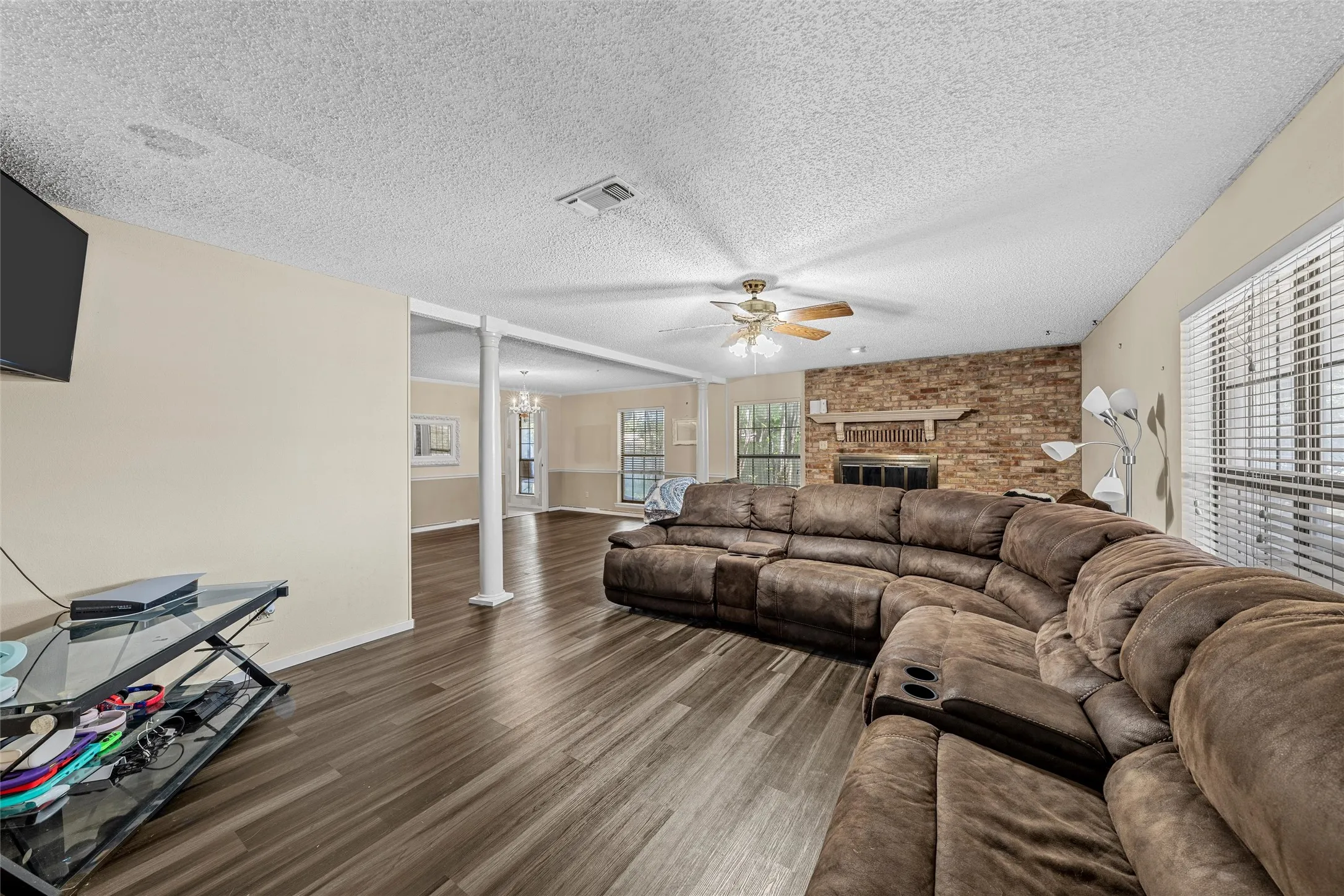Single Family Residence For Sale in Hill County , 703 S Colorado Street, Whitney, Texas 76692, 3 Bedroom, 4 Bathroom, 2 Garage spaces, 3,480 Sqft, built in 1979, mls#21343561, Real Estate Agent in Whitney, Homes For Sale in Hill county, Homes For Sale in Whitney, Realtor in Whitney Texas, Real Estate Brokerage Independent Realty Texas, Luminita Cordes Realtor