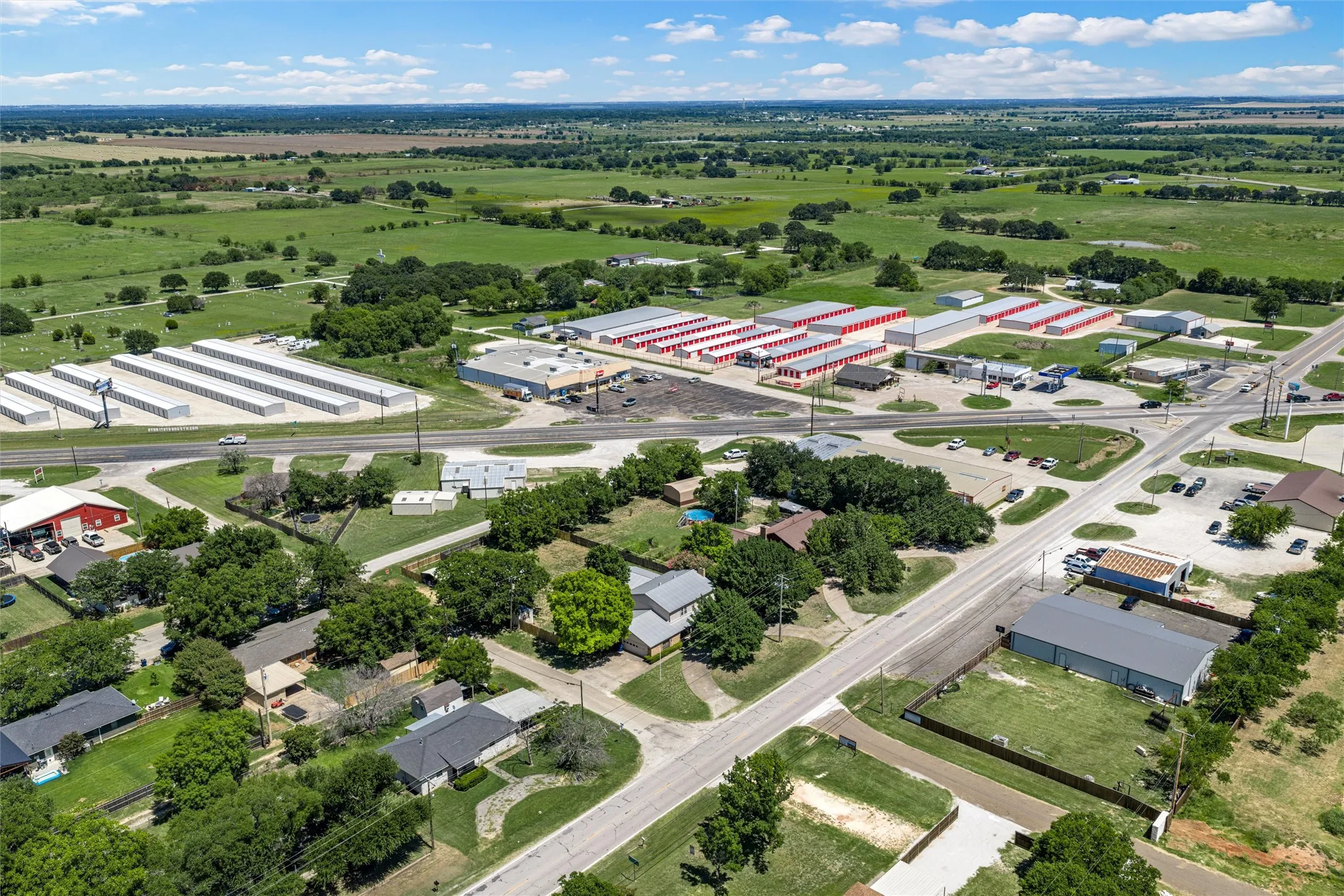 Single Family Residence For Sale in Hill County , 703 S Colorado Street, Whitney, Texas 76692, 3 Bedroom, 4 Bathroom, 2 Garage spaces, 3,480 Sqft, built in 1979, mls#21343561, Real Estate Agent in Whitney, Homes For Sale in Hill county, Homes For Sale in Whitney, Realtor in Whitney Texas, Real Estate Brokerage Independent Realty Texas, Luminita Cordes Realtor