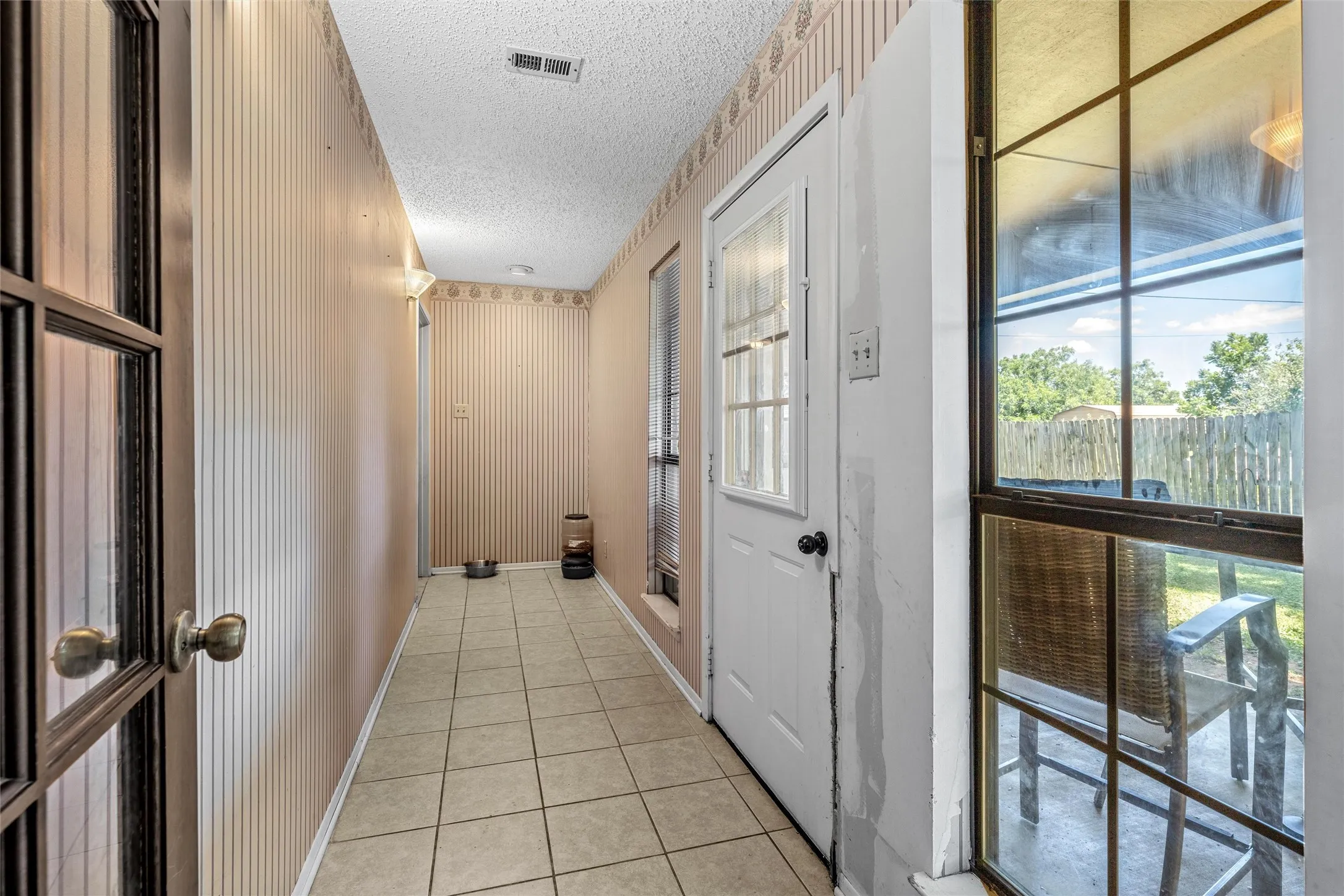 Single Family Residence For Sale in Hill County , 703 S Colorado Street, Whitney, Texas 76692, 3 Bedroom, 4 Bathroom, 2 Garage spaces, 3,480 Sqft, built in 1979, mls#21343561, Real Estate Agent in Whitney, Homes For Sale in Hill county, Homes For Sale in Whitney, Realtor in Whitney Texas, Real Estate Brokerage Independent Realty Texas, Luminita Cordes Realtor
