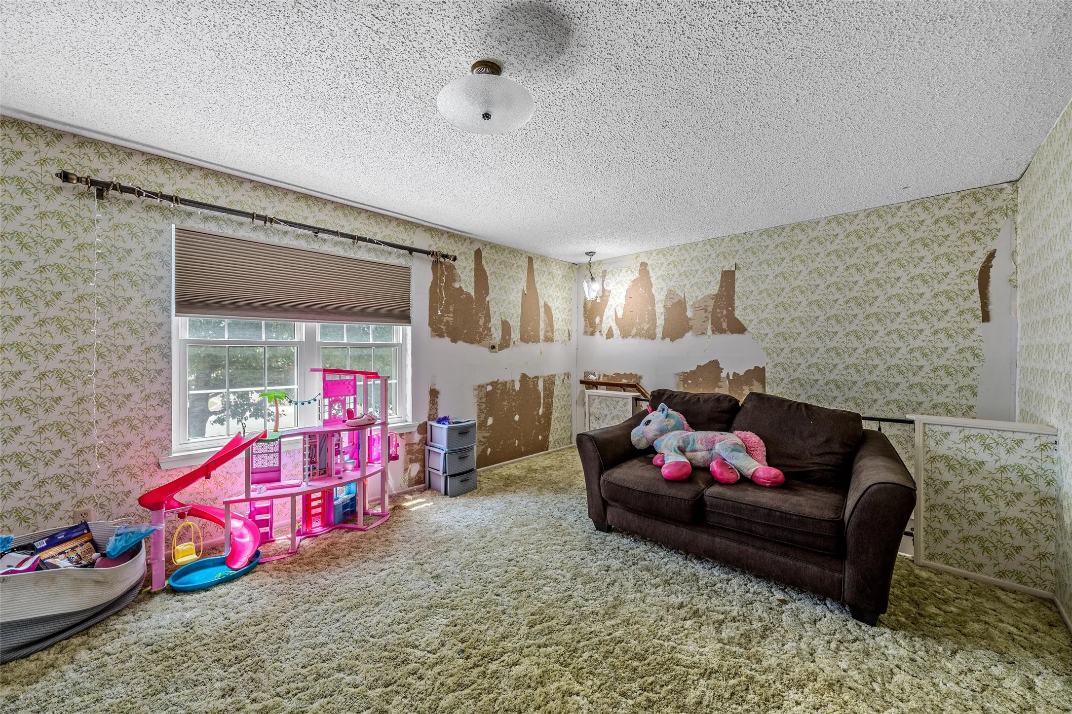 Single Family Residence For Sale in Hill County , 703 S Colorado Street, Whitney, Texas 76692, 3 Bedroom, 4 Bathroom, 2 Garage spaces, 3,480 Sqft, built in 1979, mls#21343561, Real Estate Agent in Whitney, Homes For Sale in Hill county, Homes For Sale in Whitney, Realtor in Whitney Texas, Real Estate Brokerage Independent Realty Texas, Luminita Cordes Realtor