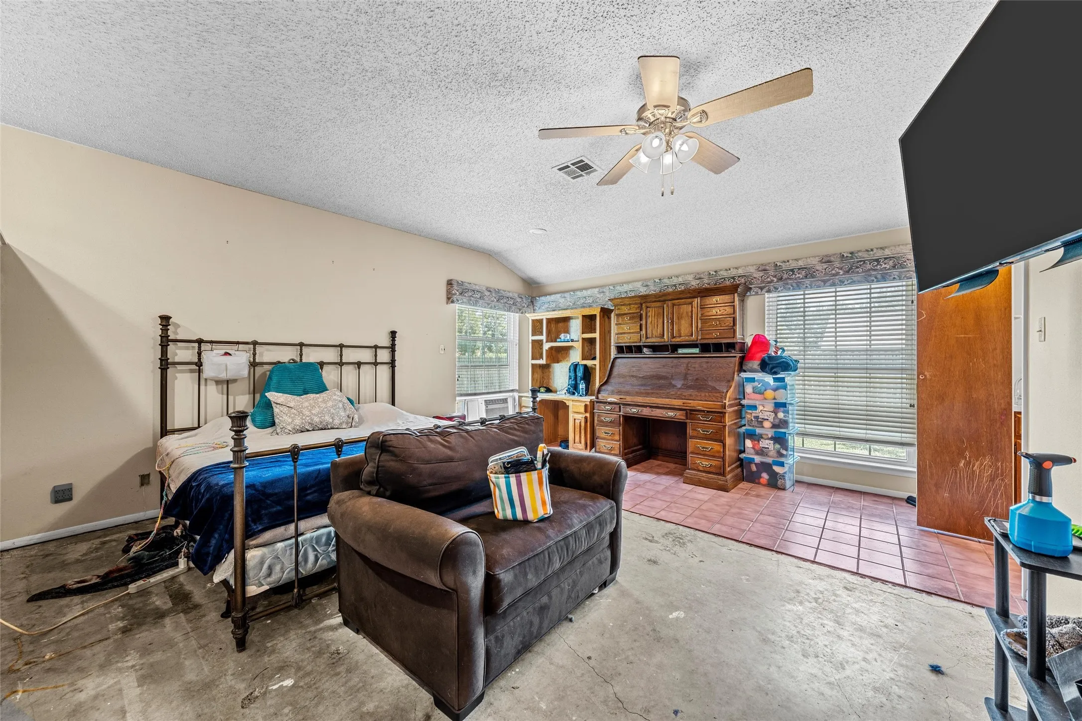 Single Family Residence For Sale in Hill County , 703 S Colorado Street, Whitney, Texas 76692, 3 Bedroom, 4 Bathroom, 2 Garage spaces, 3,480 Sqft, built in 1979, mls#21343561, Real Estate Agent in Whitney, Homes For Sale in Hill county, Homes For Sale in Whitney, Realtor in Whitney Texas, Real Estate Brokerage Independent Realty Texas, Luminita Cordes Realtor