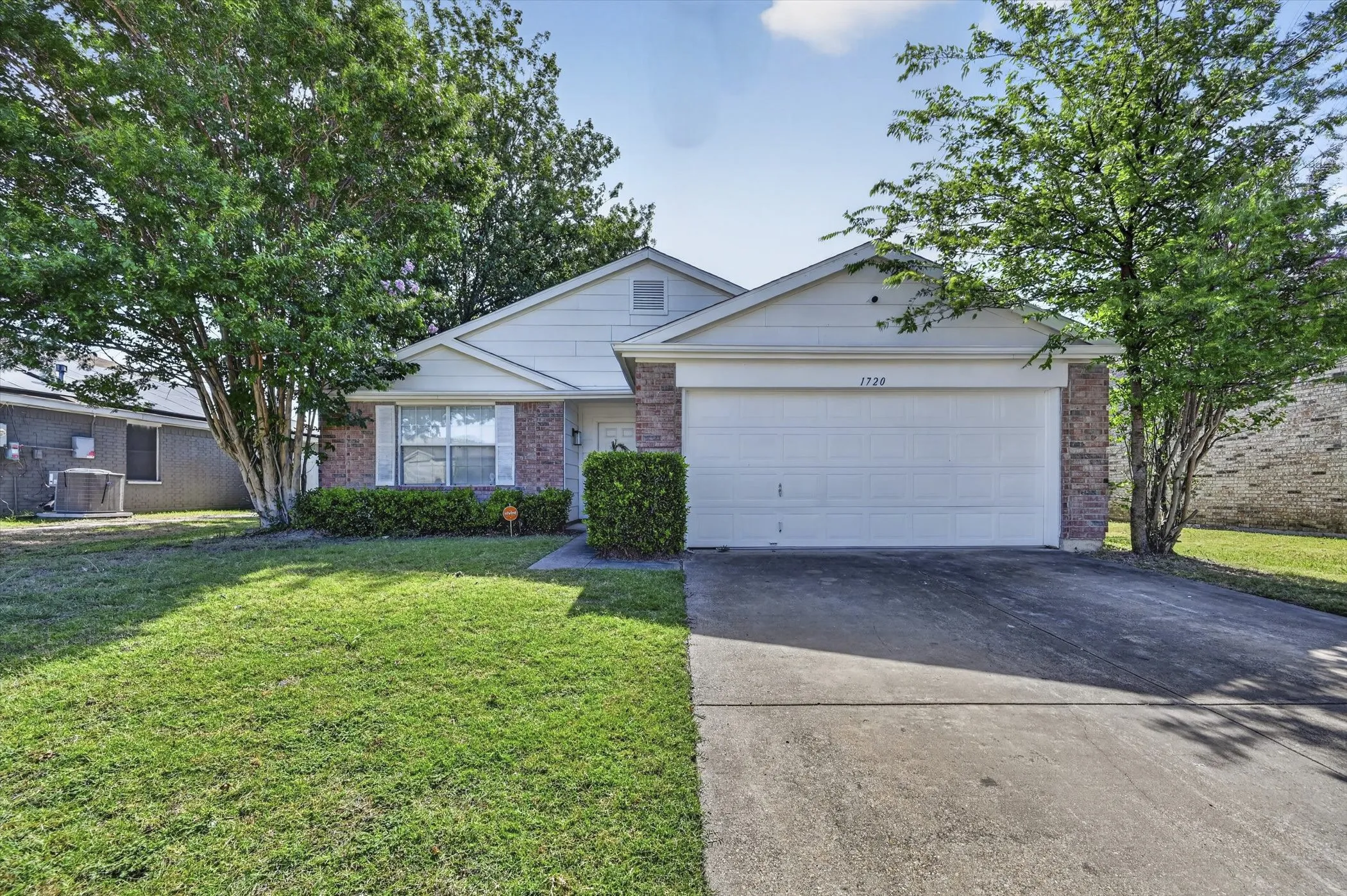 Single Family Residence For Sale in Dallas County , 1720 Dartmouth Drive, Glenn Heights, Texas 75154, 4 Bedroom, 2 Bathroom, 2 Garage spaces, 1,515 Sqft, built in 1999, mls#21344353, Real Estate Agent in Glenn Heights, Homes For Sale in Dallas county, Homes For Sale in Glenn Heights, Realtor in Glenn Heights Texas, Real Estate Brokerage Independent Realty Texas, Luminita Cordes Realtor