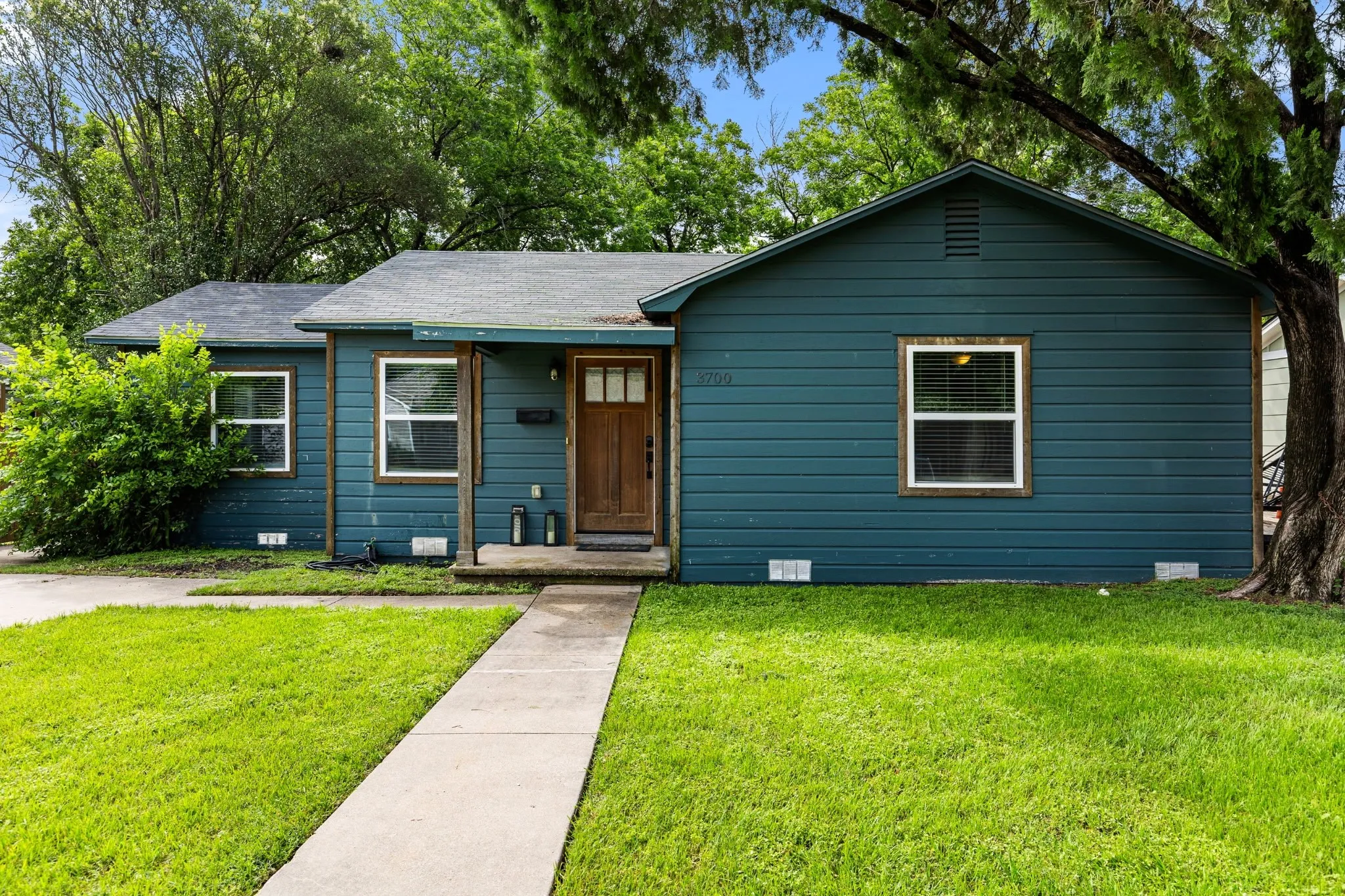 Single Family Residence For Sale in Mc Lennan County , 3700 Charlton Avenue, Waco, Texas 76711, 3 Bedroom, 2 Bathroom, Garage spaces, 1,566 Sqft, built in 1950, mls#21344516, Real Estate Agent in Waco, Homes For Sale in Mc Lennan county, Homes For Sale in Waco, Realtor in Waco Texas, Real Estate Brokerage Independent Realty Texas, Luminita Cordes Realtor