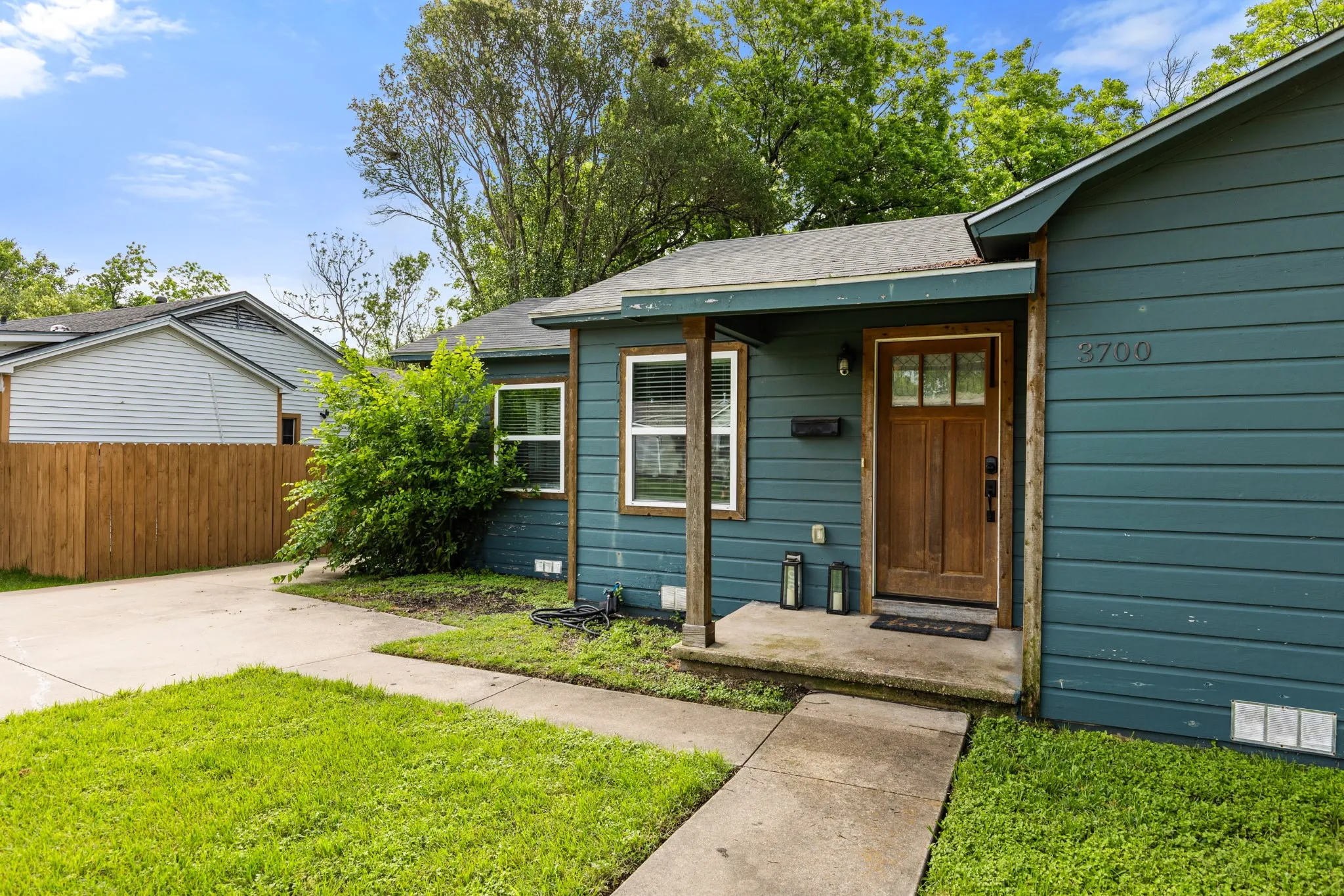 Single Family Residence For Sale in Mc Lennan County , 3700 Charlton Avenue, Waco, Texas 76711, 3 Bedroom, 2 Bathroom, Garage spaces, 1,566 Sqft, built in 1950, mls#21344516, Real Estate Agent in Waco, Homes For Sale in Mc Lennan county, Homes For Sale in Waco, Realtor in Waco Texas, Real Estate Brokerage Independent Realty Texas, Luminita Cordes Realtor